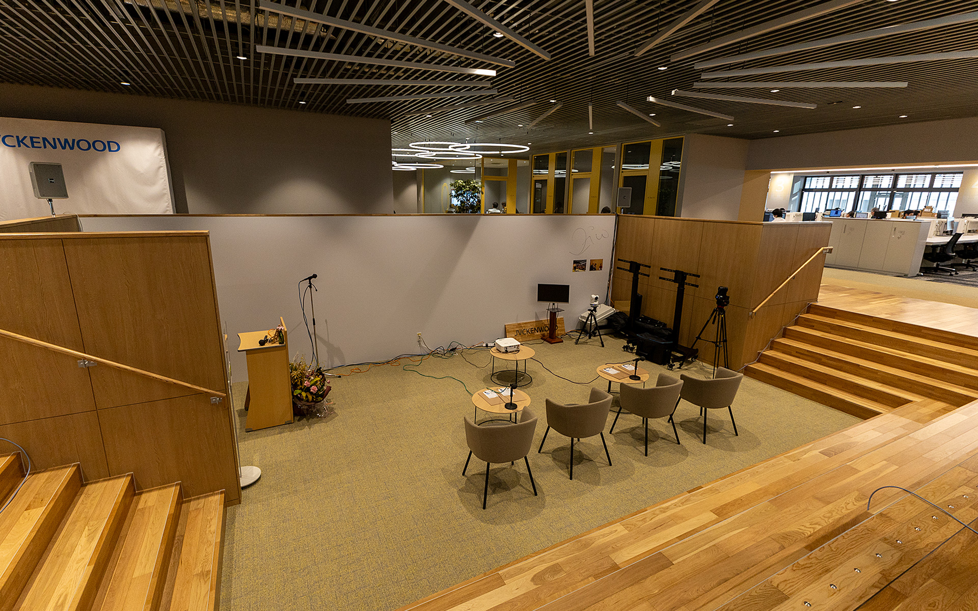 JKC PLAZAと名付けられたスペース。すり鉢状になっていて階段部分がベンチにもなり、下のフロアがステージになる。執務エリアを結ぶ通路にあるので気軽に立ち寄れてアイデアの議論などができる場となる