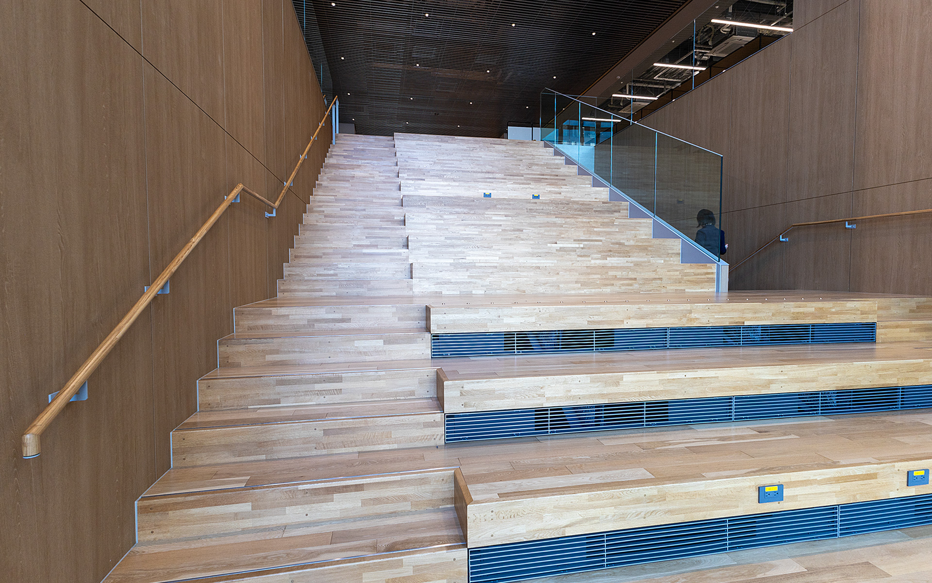 2階から3階への大階段。メインの階段と同様に普通に階段としても使えるが、存在としてはイベントやプレゼンテーションを行なう場。ここも階段がベンチとなり、階下のフロアがステージになる。演劇用の大きなホールのように登壇者は見上げるかたちでプレゼンテーションを行なう