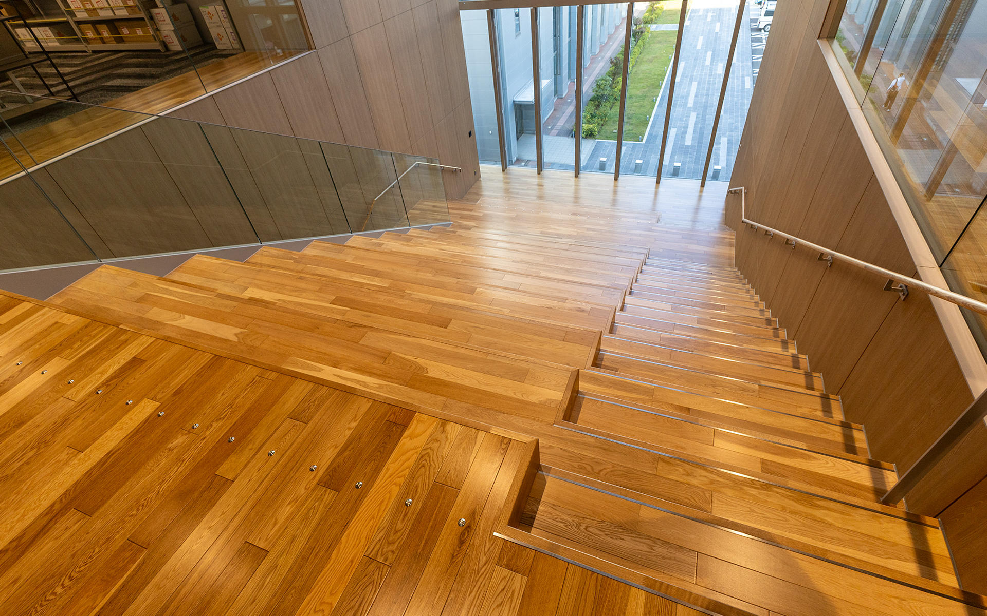 3階から見た光景。ステージの後は外光が入るガラスなので明るいスペースだ。この場所もとくに仕切られていないので、通りかかったときに気軽にプレゼンテーションやイベントをのぞくことができる