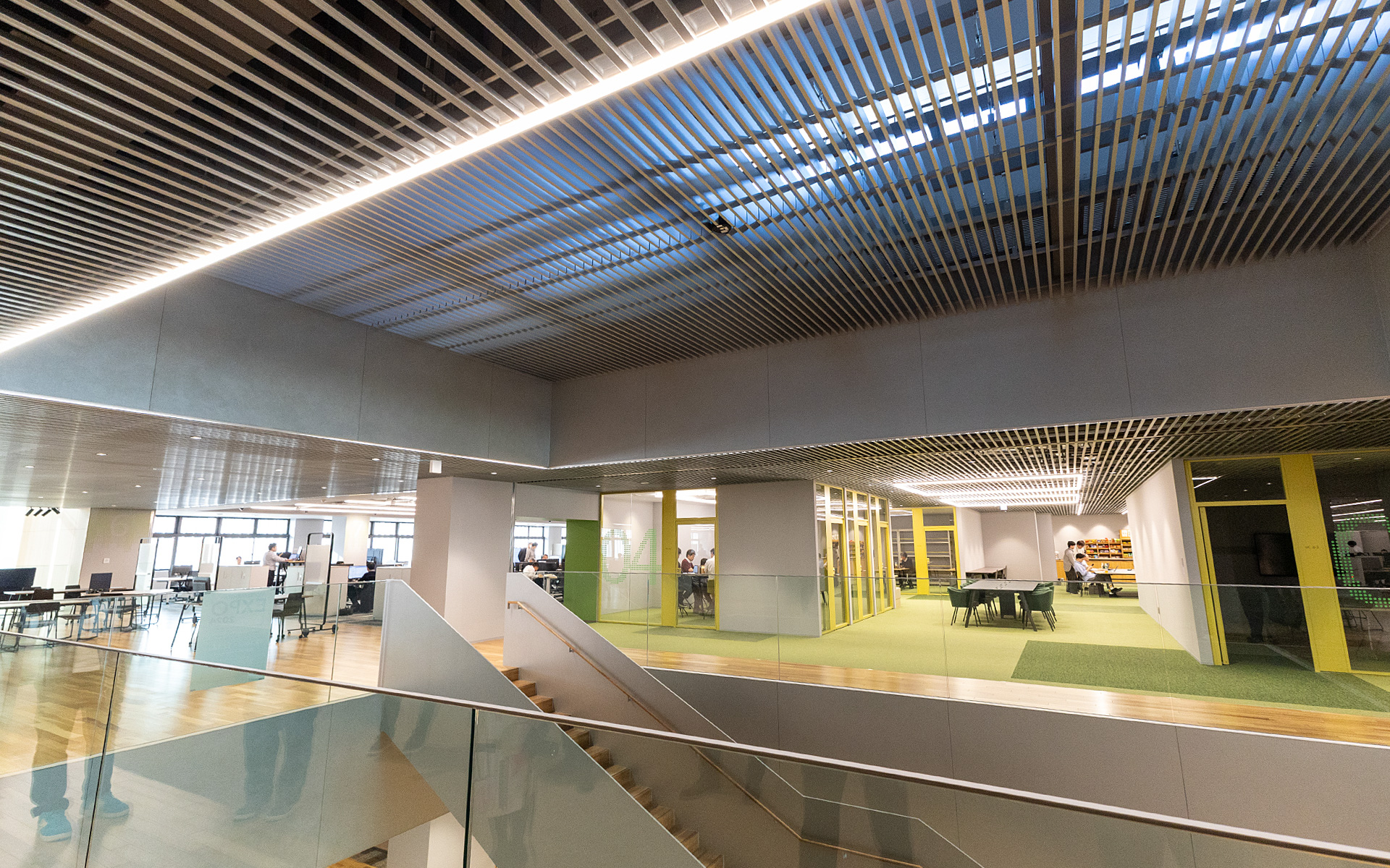 4階の執務スペース。この階には営業や企画の部署が入る。建物の中心に階段があり、それを囲むように4つのブロックで執務スペースが設けられていた