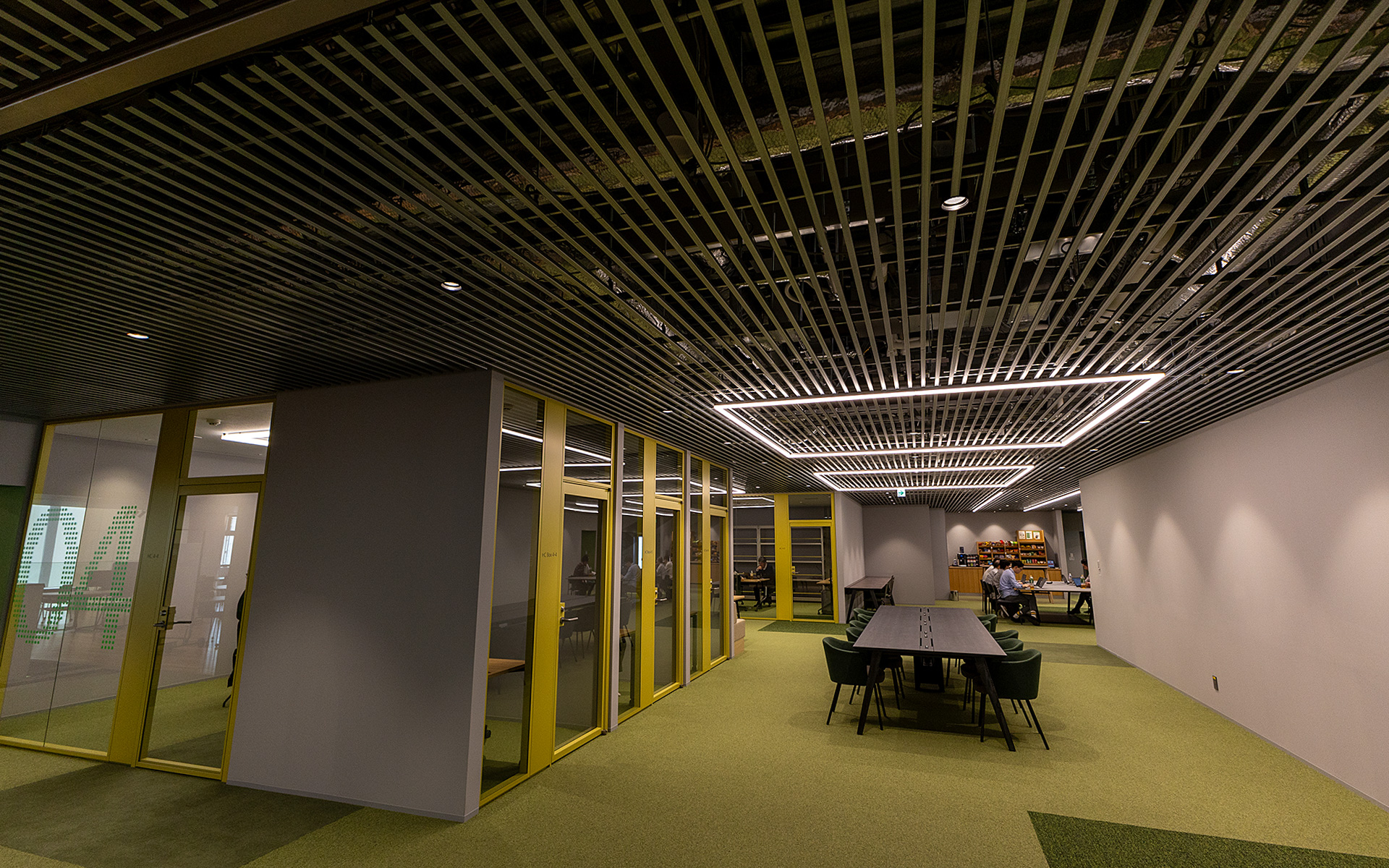 多目的に使えるコラボスペース。ガラス張りになった会議部屋もある