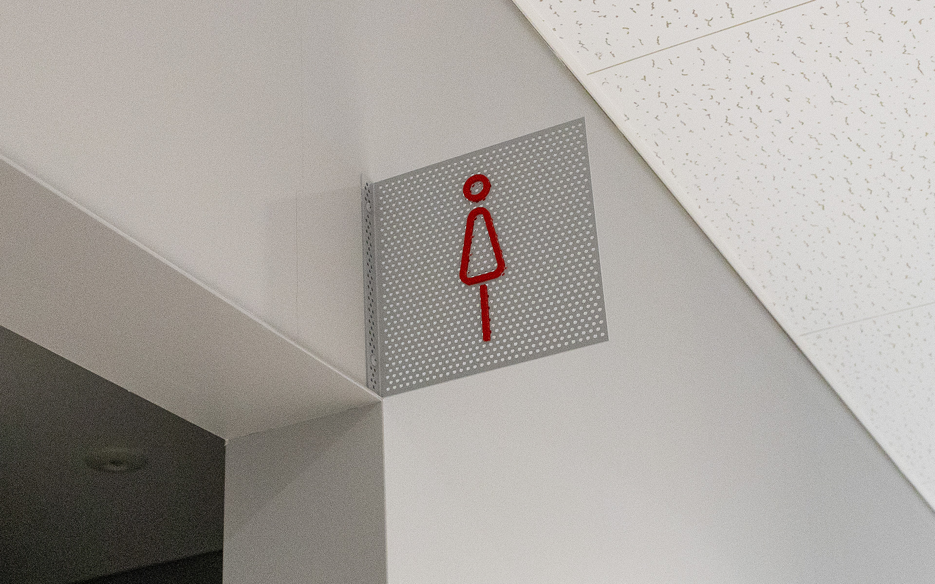 外壁のパンチングメタルが印象的な建物だが、建物内にもさりげなく同様のデザインが使われていた