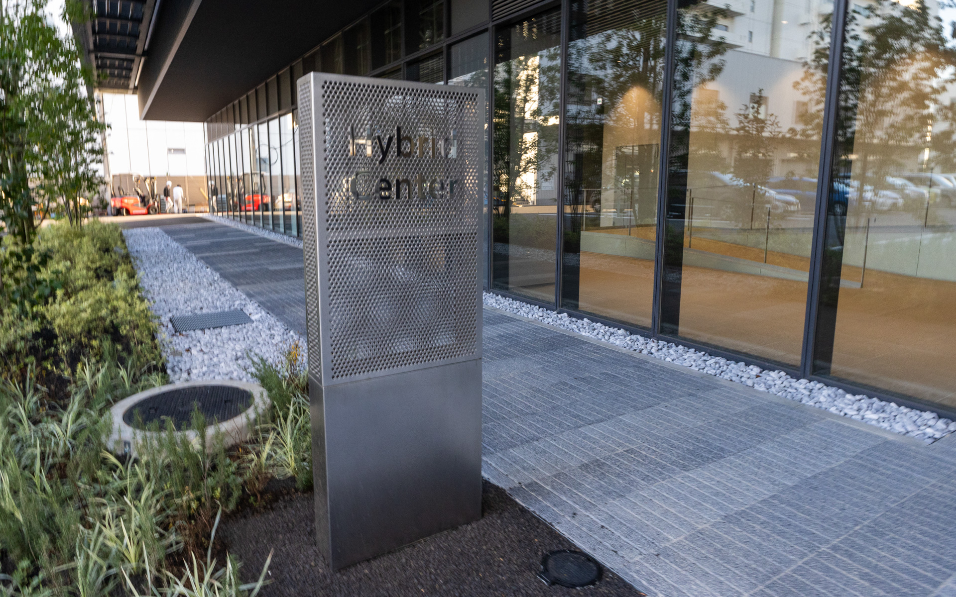 建物入り口にもパンチングメタルによる装飾があった