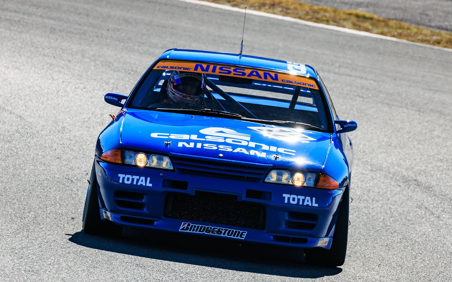 ウォームアップで走行するマシン