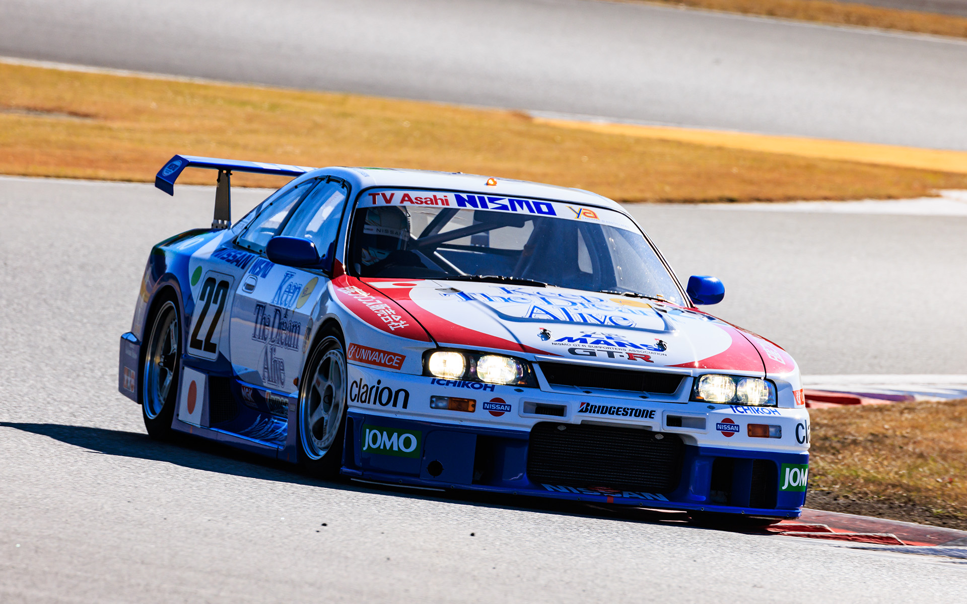 ウォームアップで走行するマシン