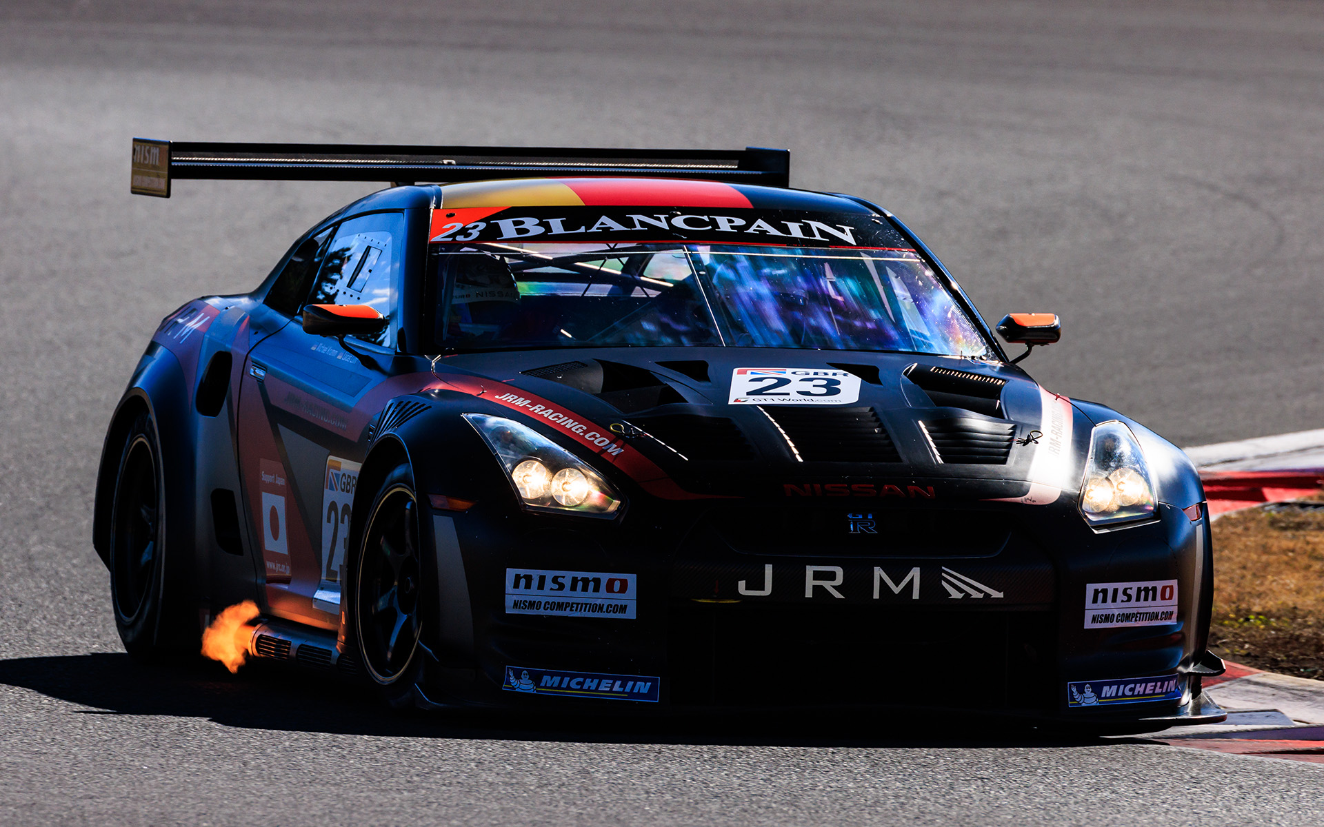 ウォームアップで走行するマシン