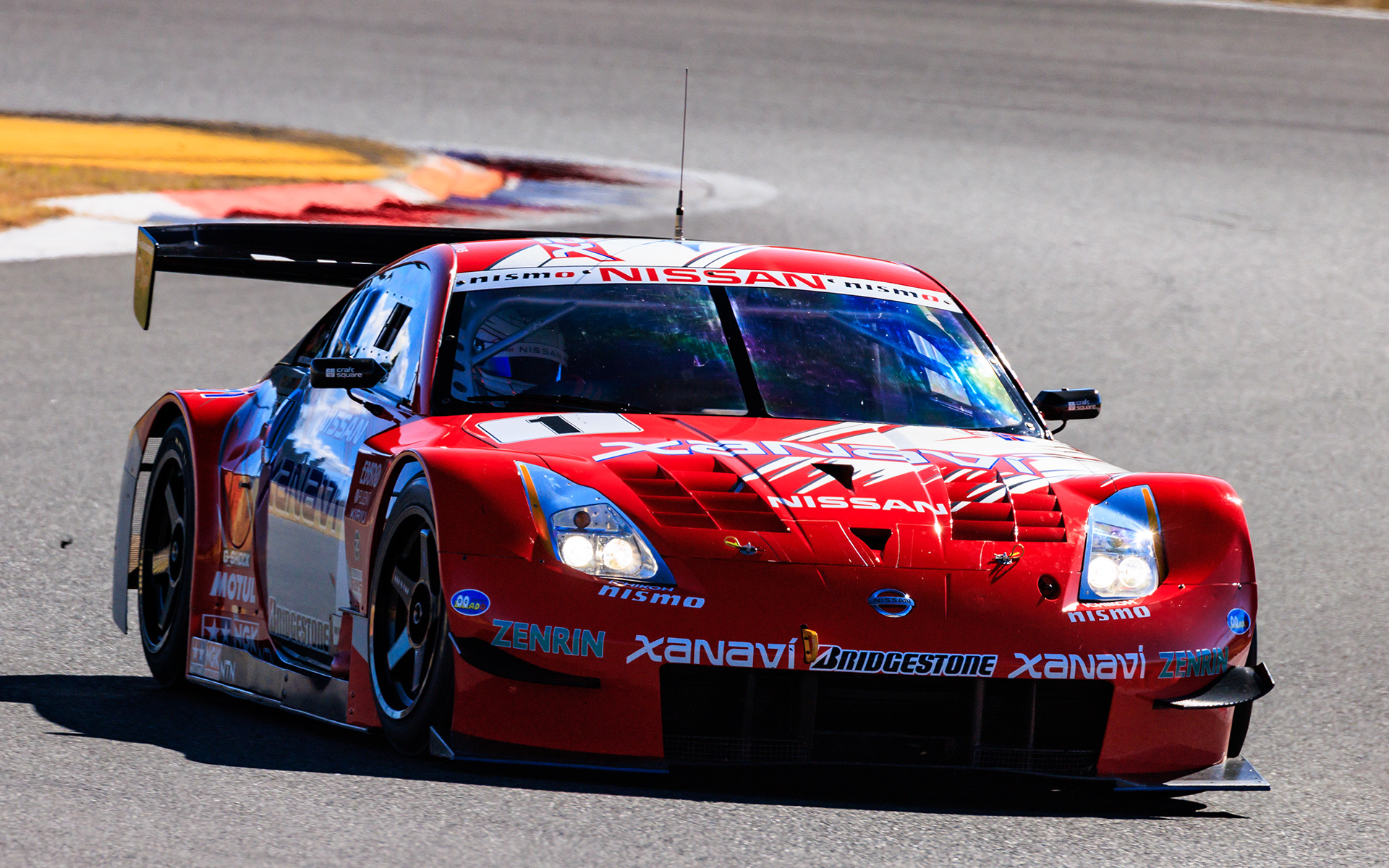 ウォームアップで走行するマシン