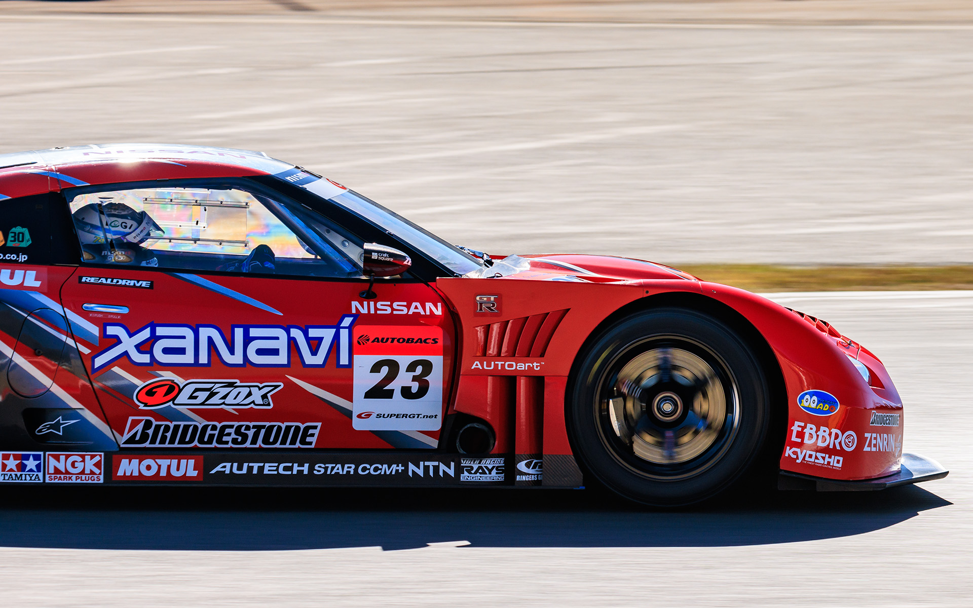 ウォームアップで走行するマシン