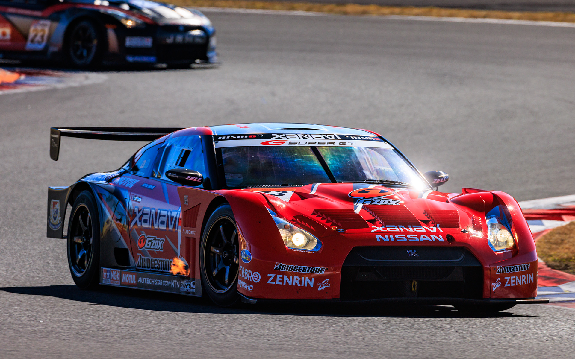 ウォームアップで走行するマシン