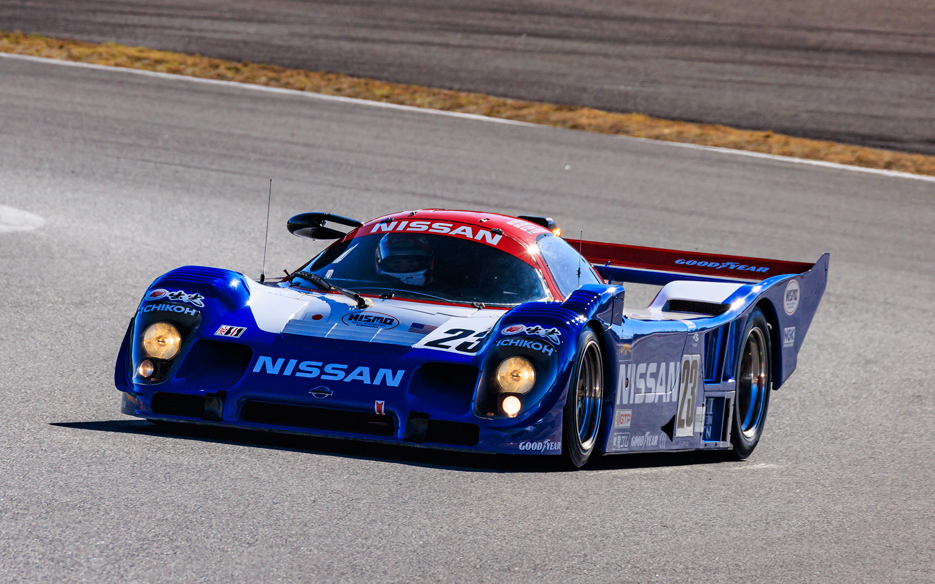 ウォームアップで走行するマシン