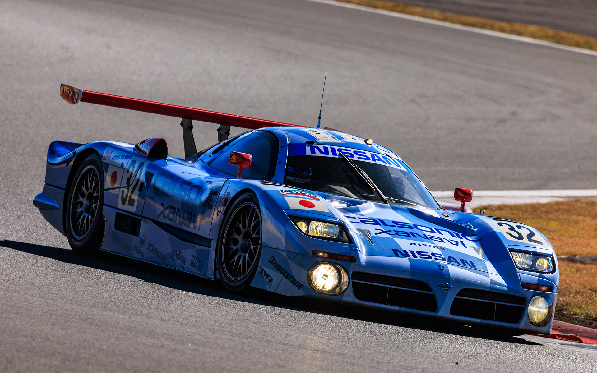 ウォームアップで走行するマシン