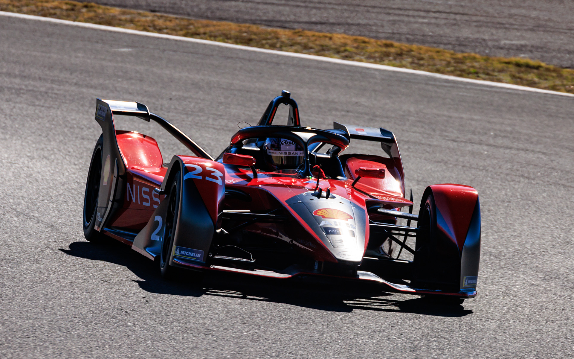 ウォームアップで走行するマシン