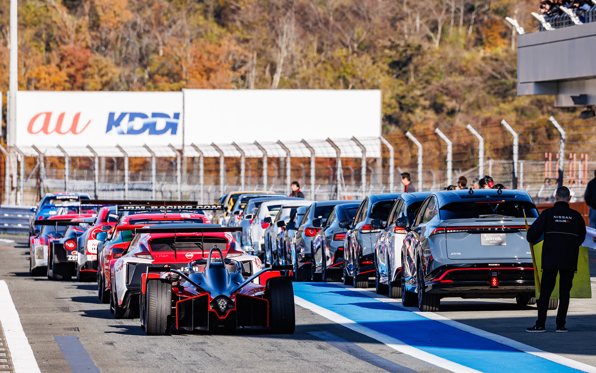 ピットロード端で待機するマシン