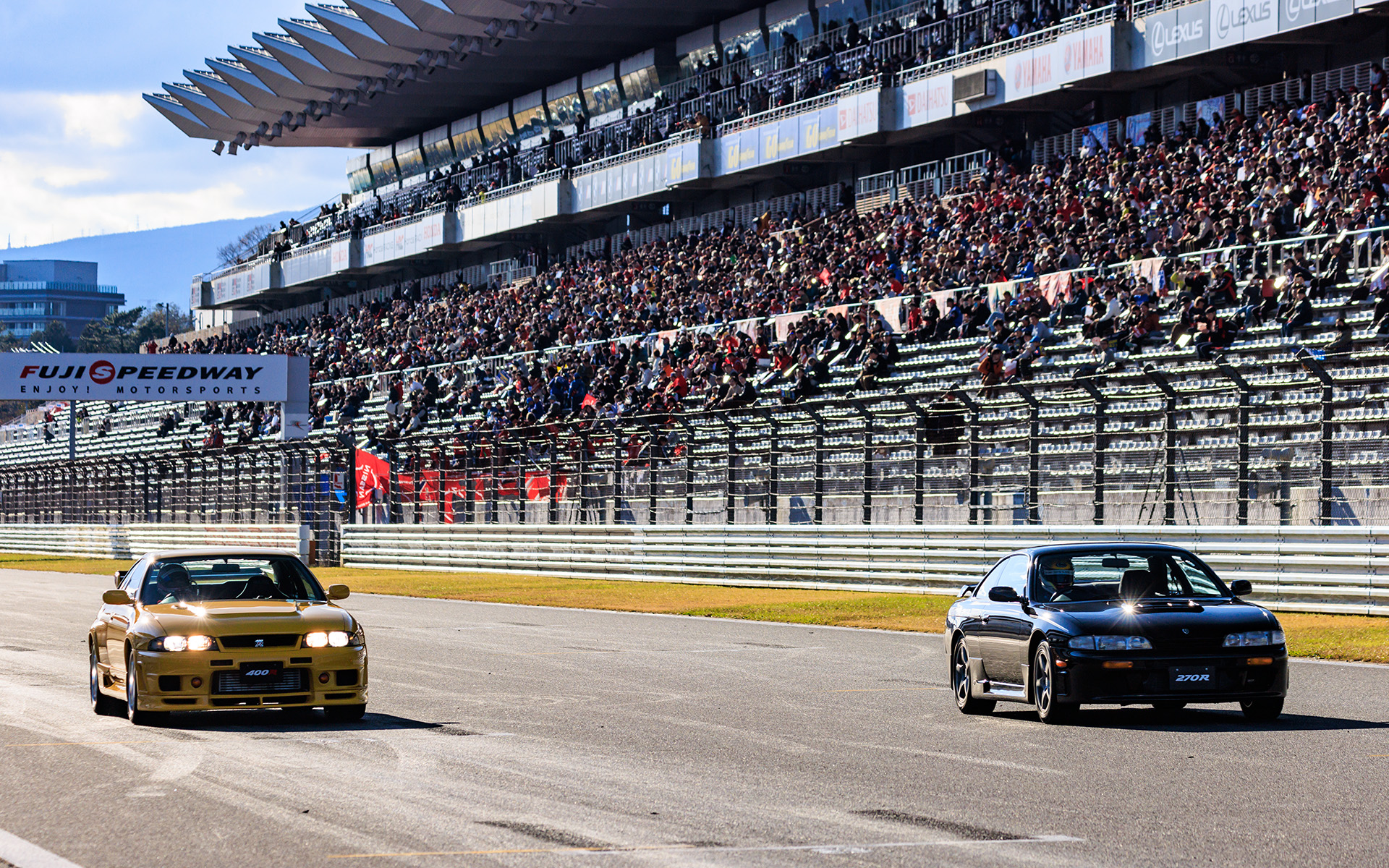 NISMO 400R（左）とNISMO 270R（右）