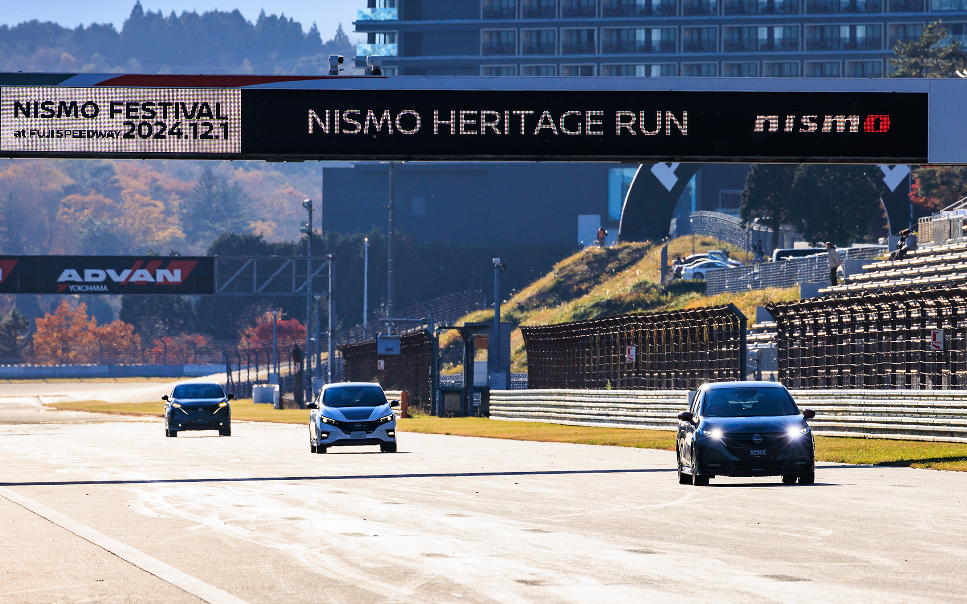 ロニー・クインタレッリ選手が駆るNOTE AURA NISMOを先頭にLEAF NISMO、ARIYA NISMOと市販モデルが並ぶ