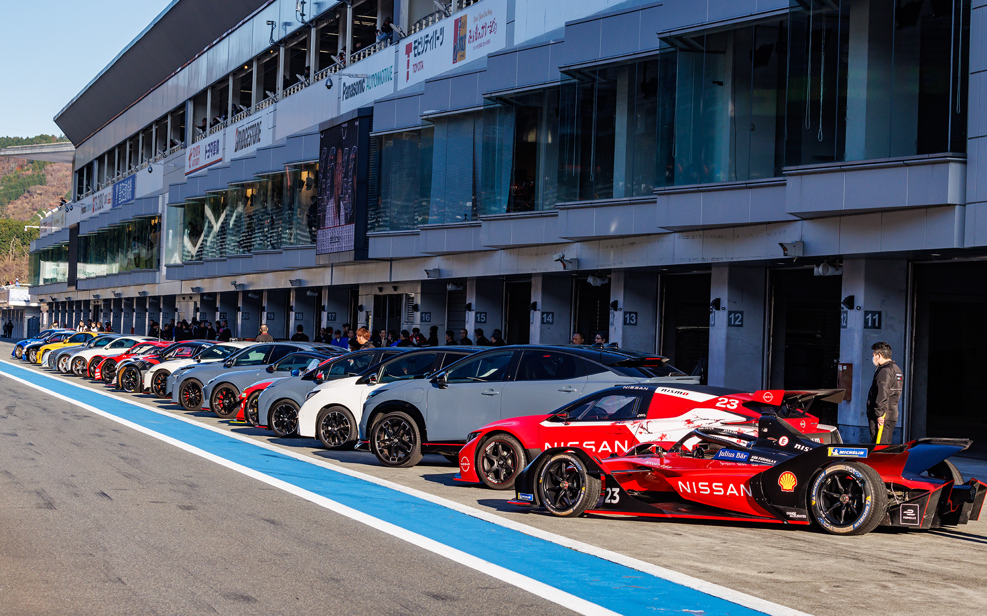 走行したマシンがピット前に並ぶ