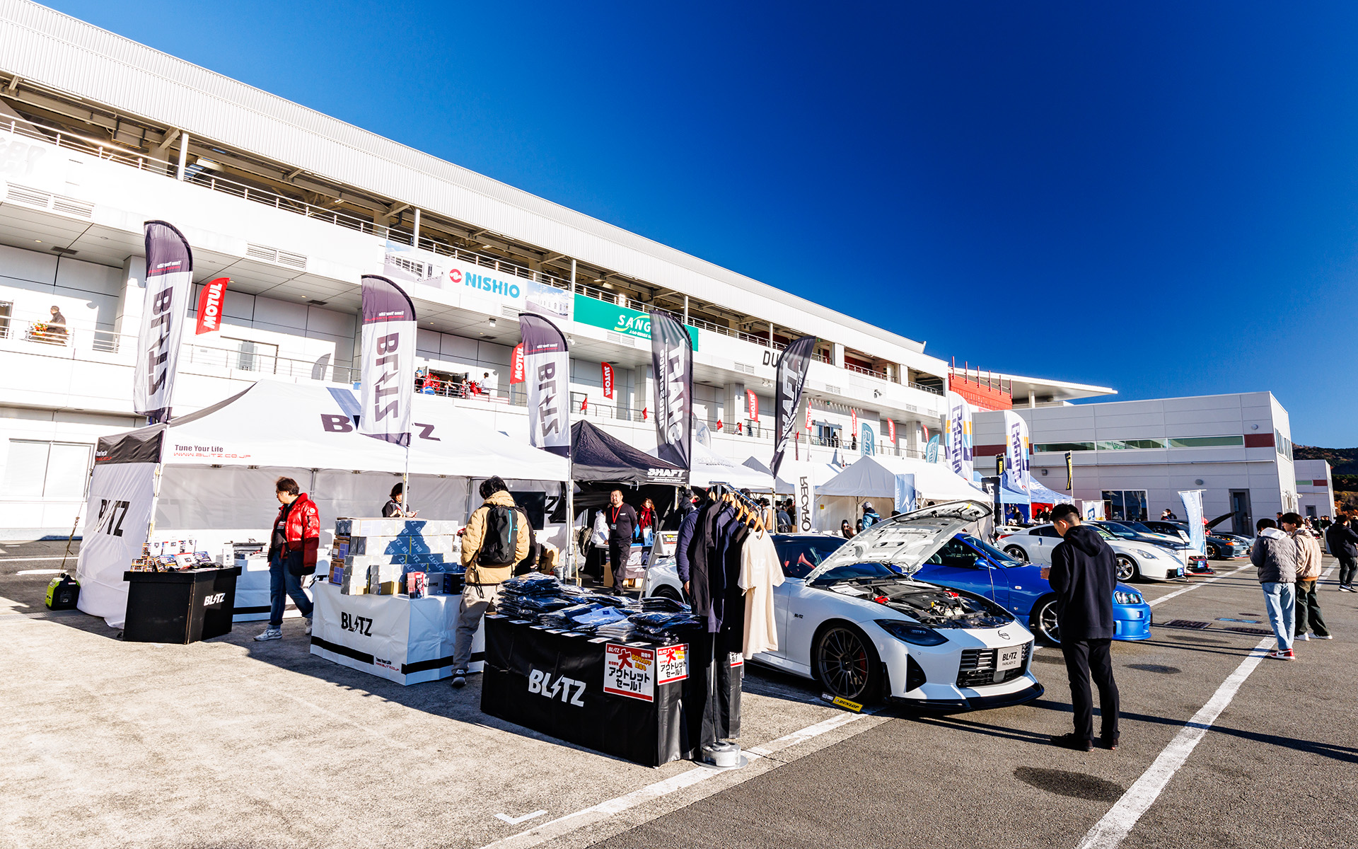 ピットビル前には多くのブースが並ぶ