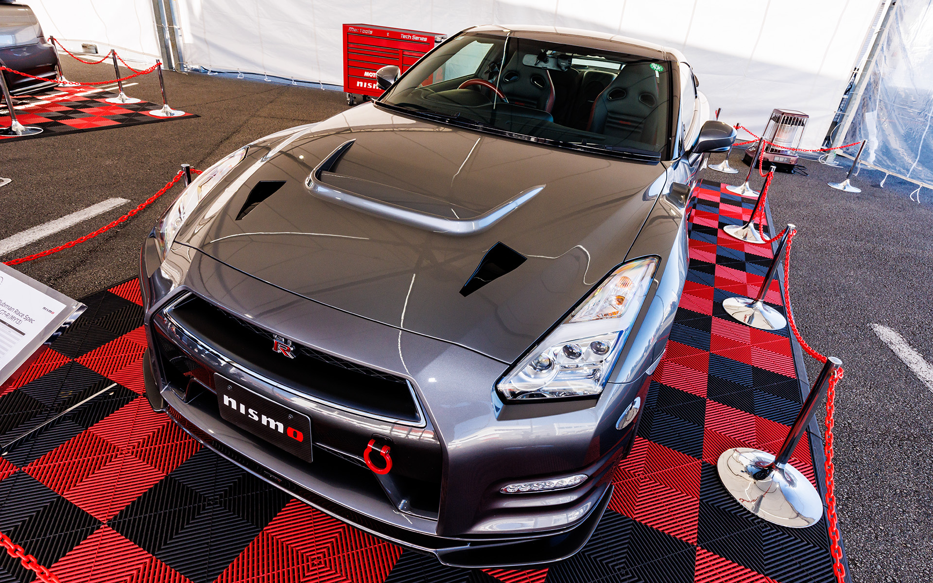 大森ファクトリーのブースにはコンプリートカーやエンジンが並ぶ