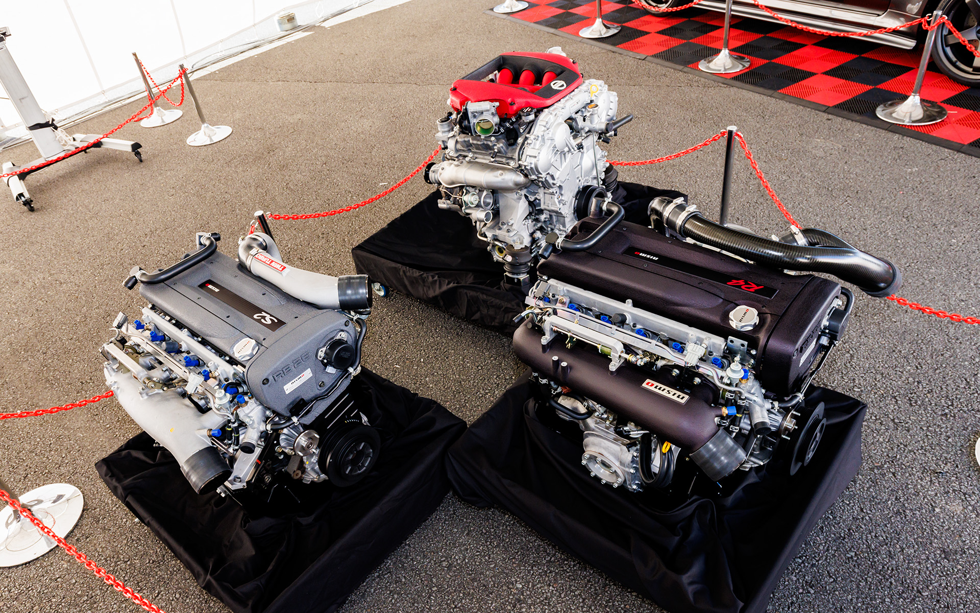 大森ファクトリーのブースにはコンプリートカーやエンジンが並ぶ