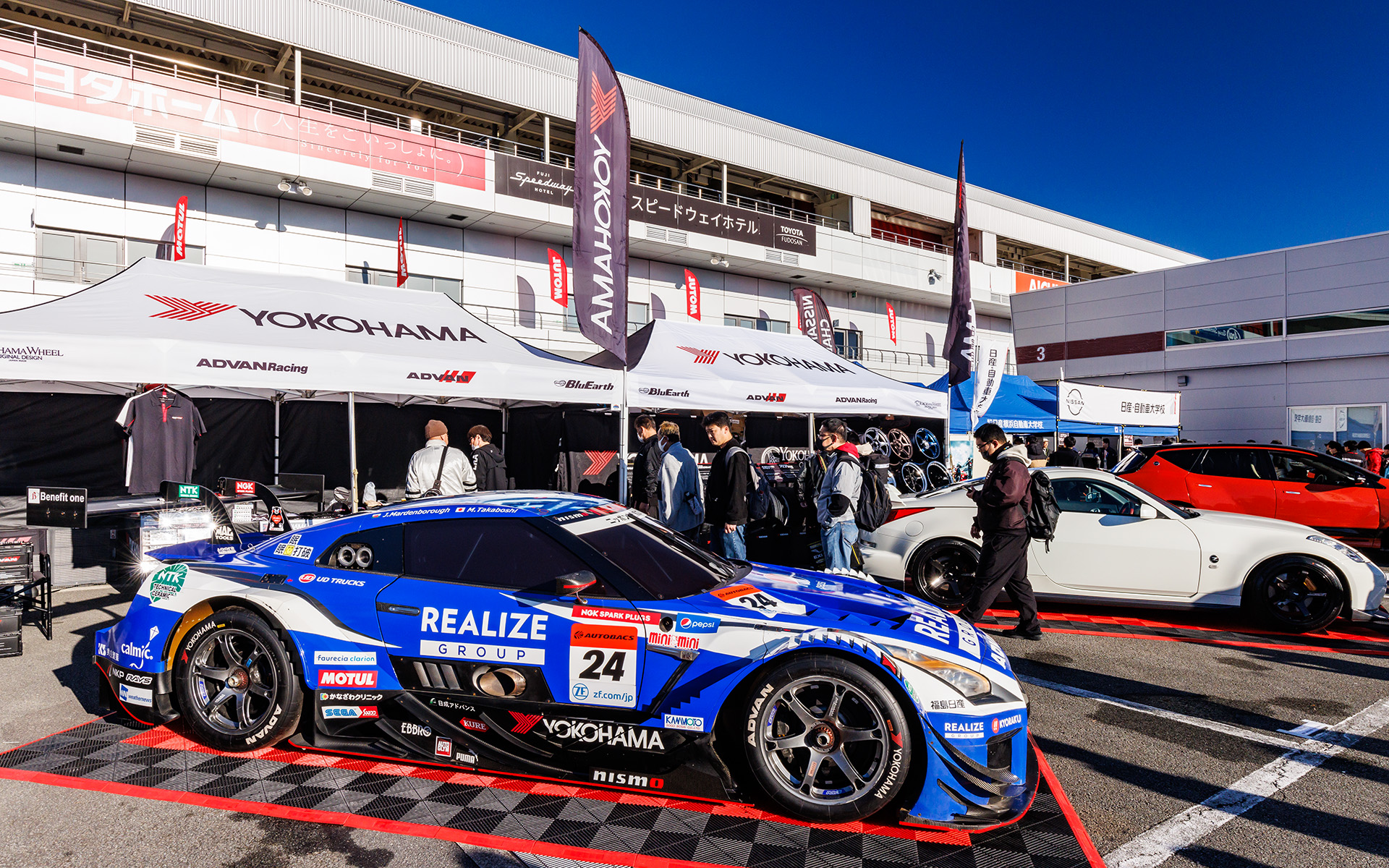 横浜ゴムのブースにはタイヤやホイールが並ぶ