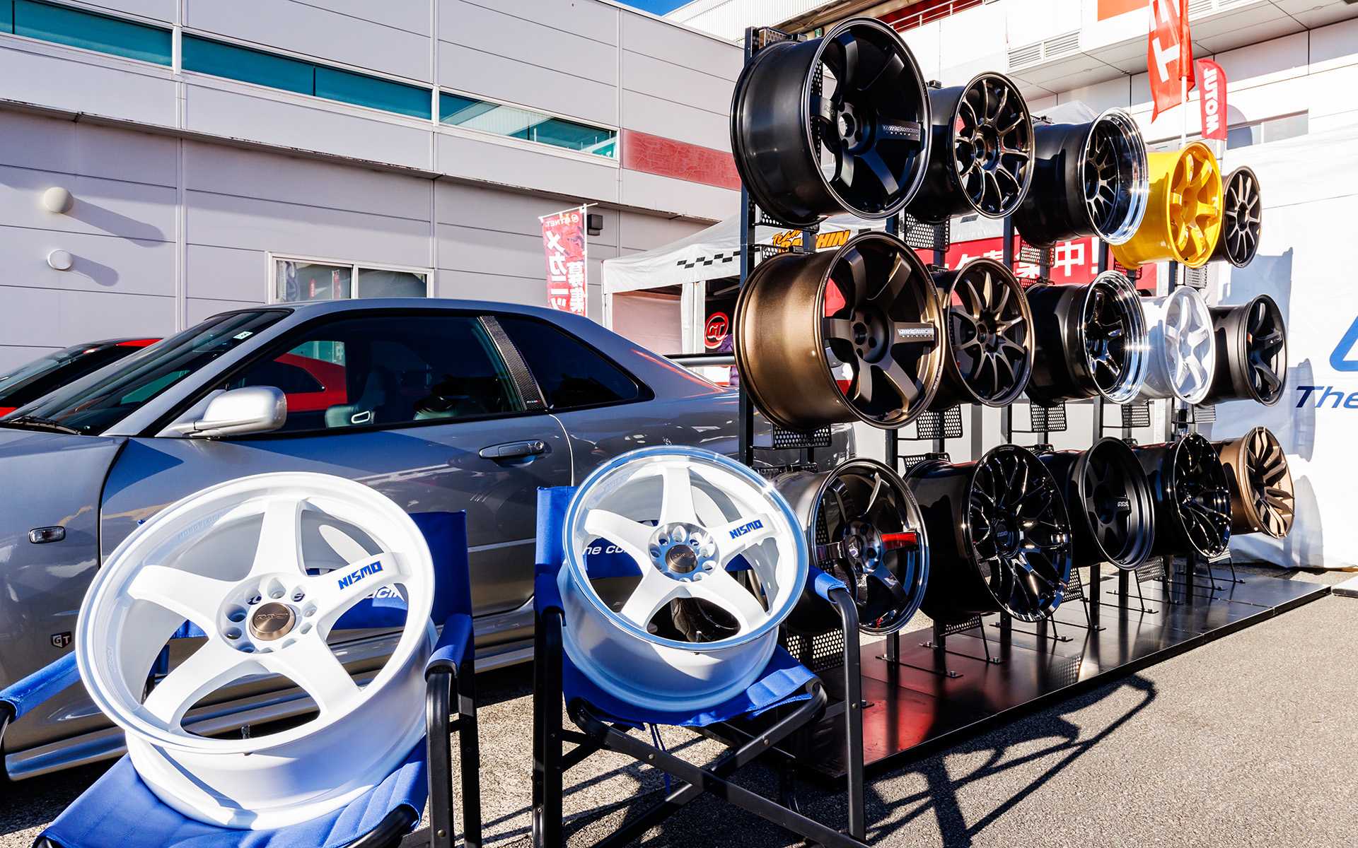 レイズブースでは新作をはじめ多彩なアルミホイールを展示