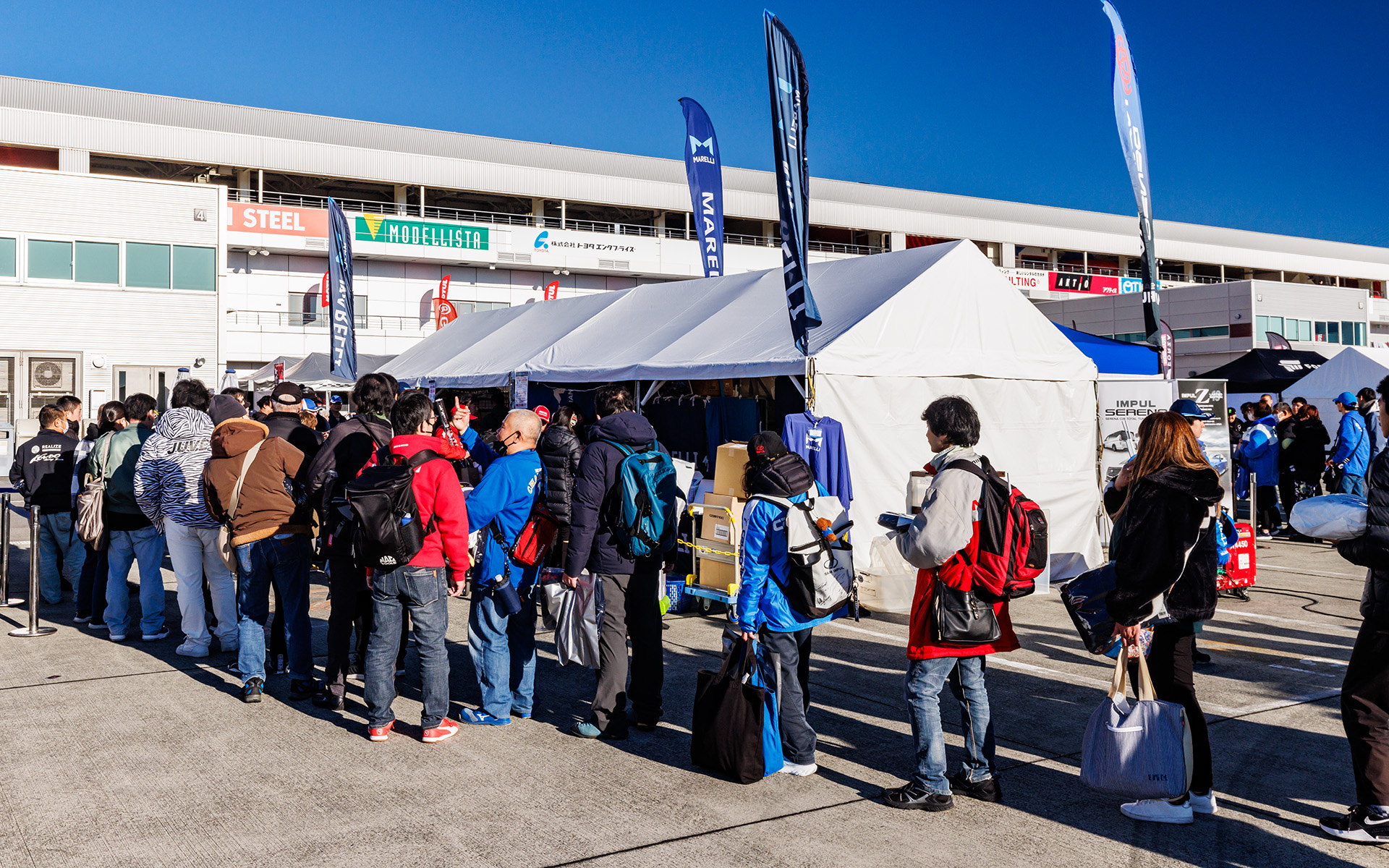 グッズを求めるファンの長い列ができていたマレリブース