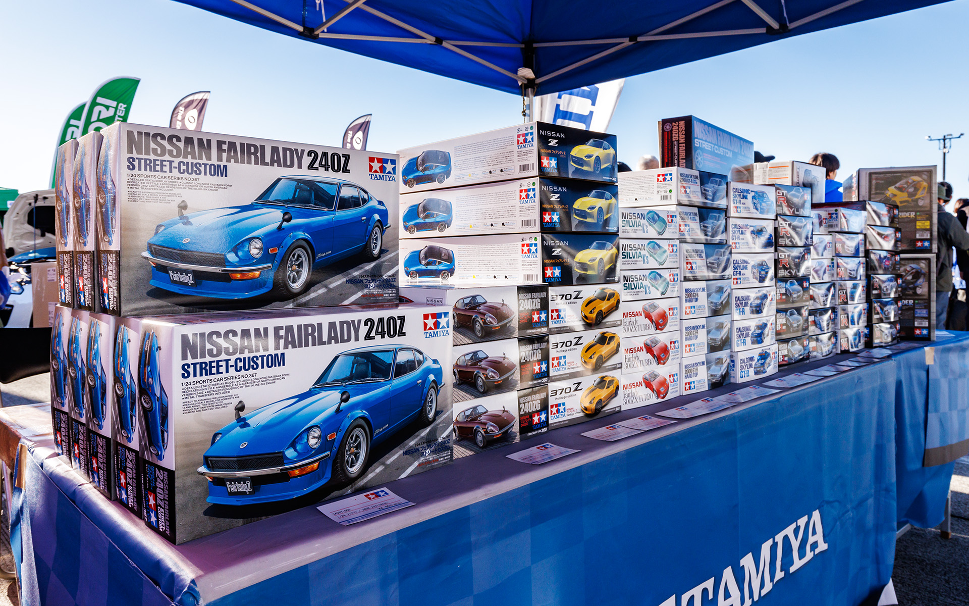 タミヤブースにはこの夏に発売したばかりの240Zをはじめとしたプラモデルがズラリ