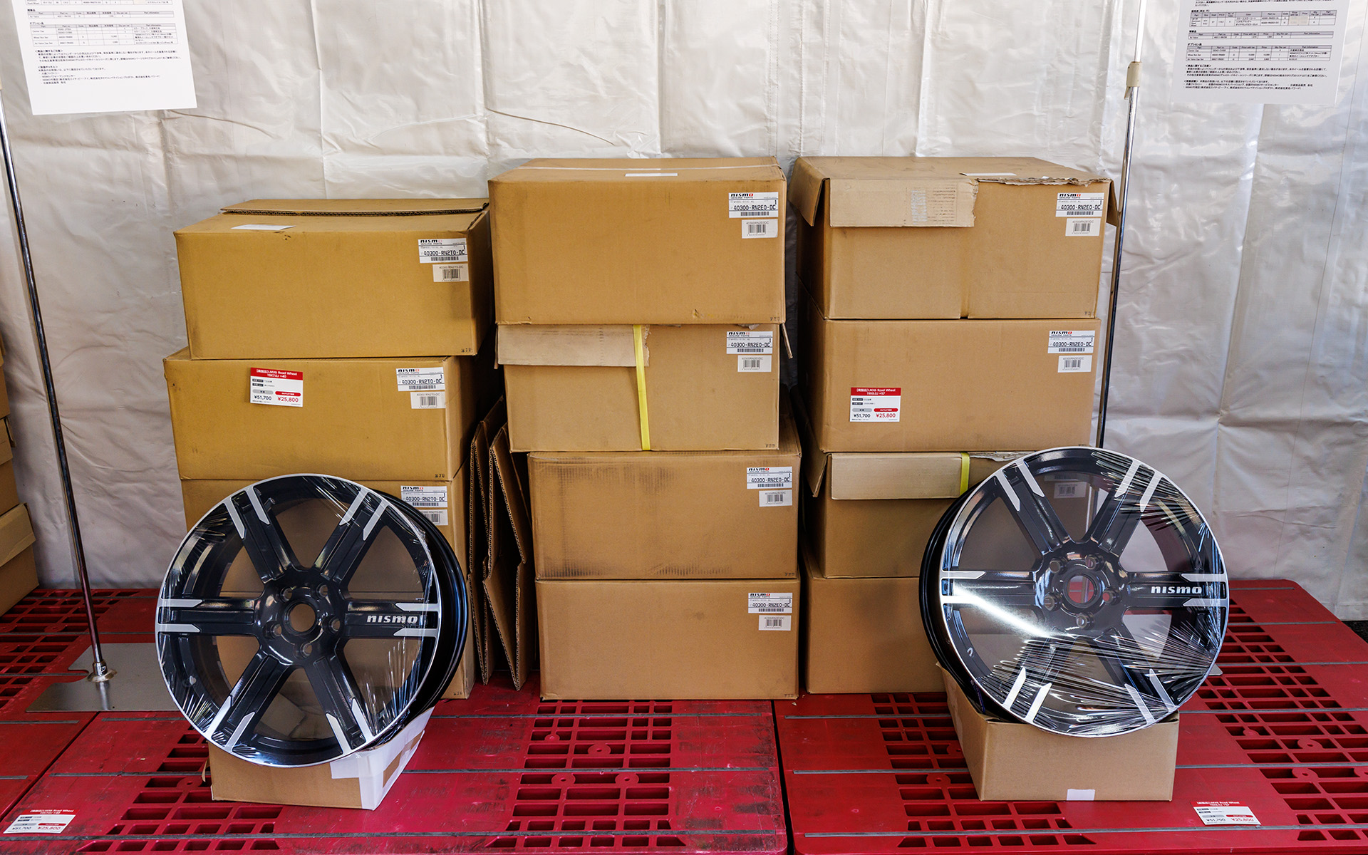 ニスモパーツのブースには50％OFFのコーナーが出現