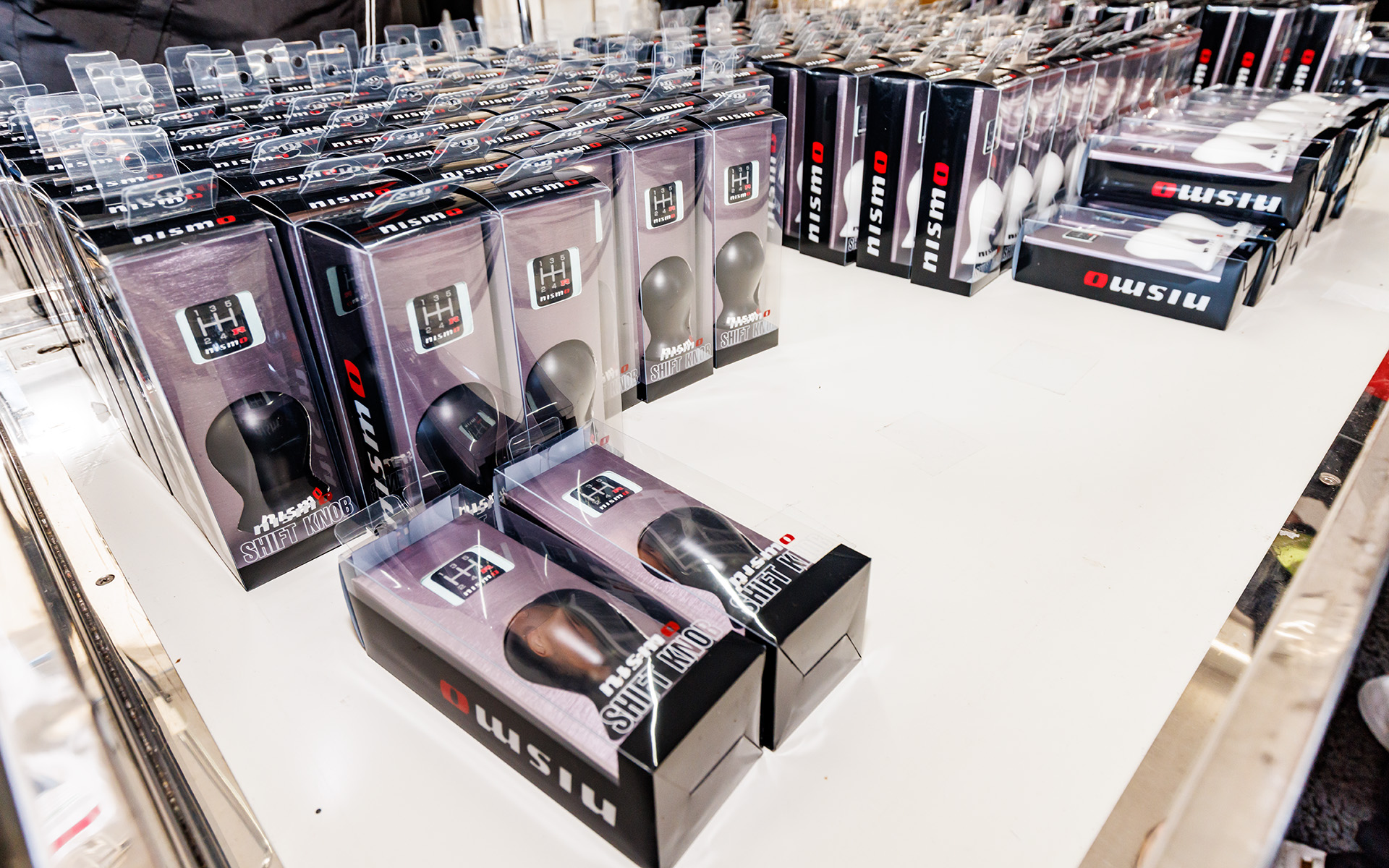 ほかのパーツより汎用性が高いためかシフトノブは大人気。多くのファンが2つ、3つと手にしていた（ちなみに1人5個まで）