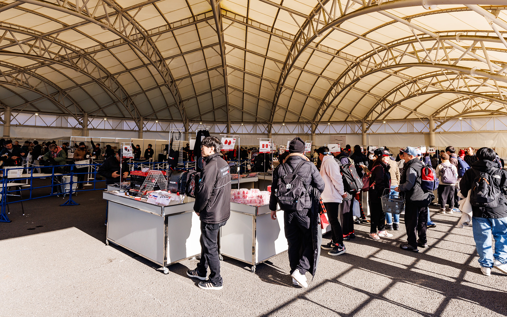 ニスモコレクションはほかのコーナーよりちょっと人が少なめと思ったら40周年記念グッズなど多くのアイテムが完売となっていた