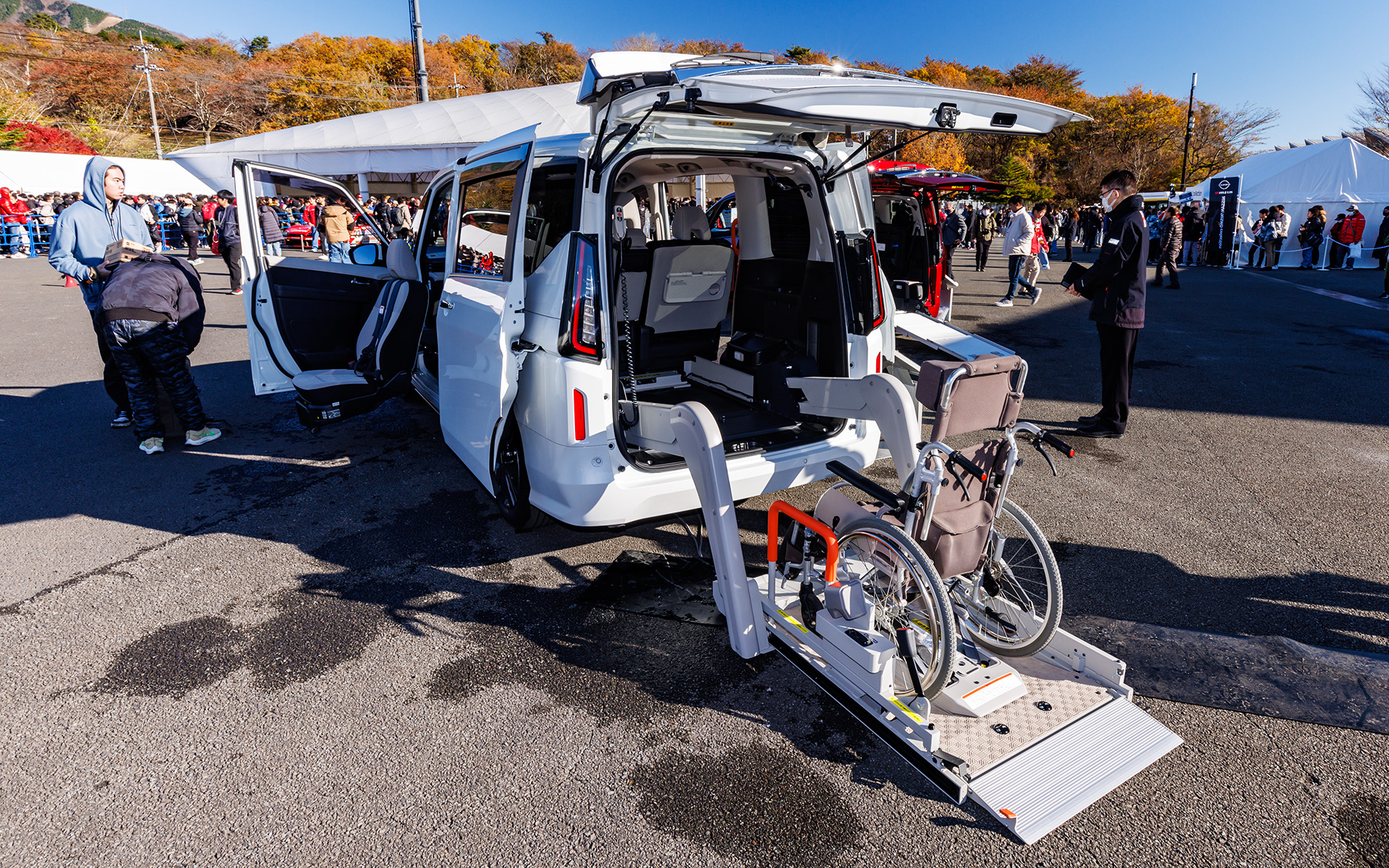 福祉車両の実車展示も。パドック側では試乗も可能となっていた