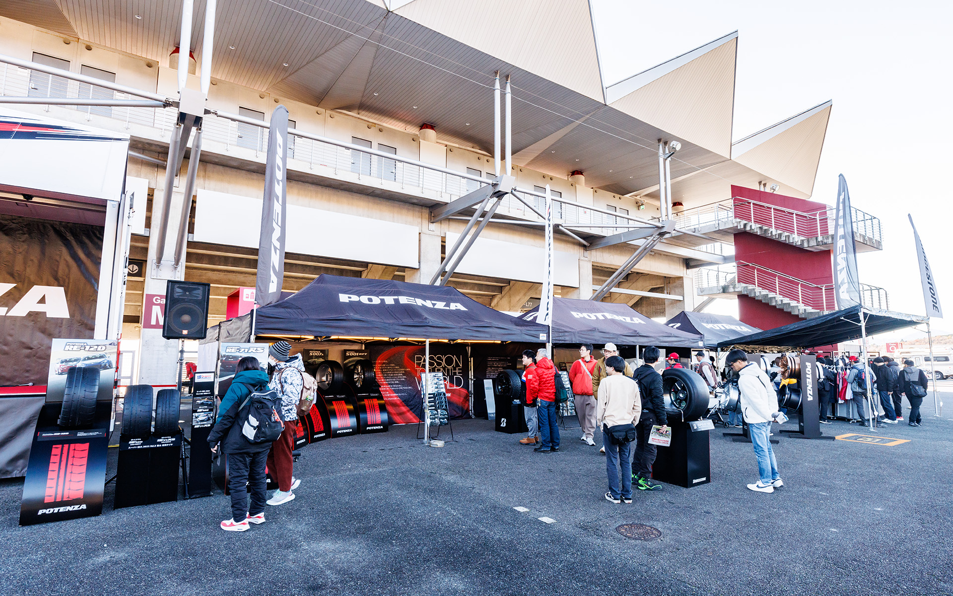 ブリヂストンのブースはスタンド側に。ドライバーによるトークショーも行なわれていた