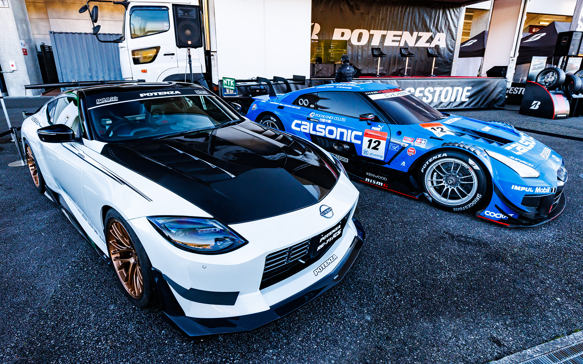 ブリヂストンのブースはスタンド側に。ドライバーによるトークショーも行なわれていた