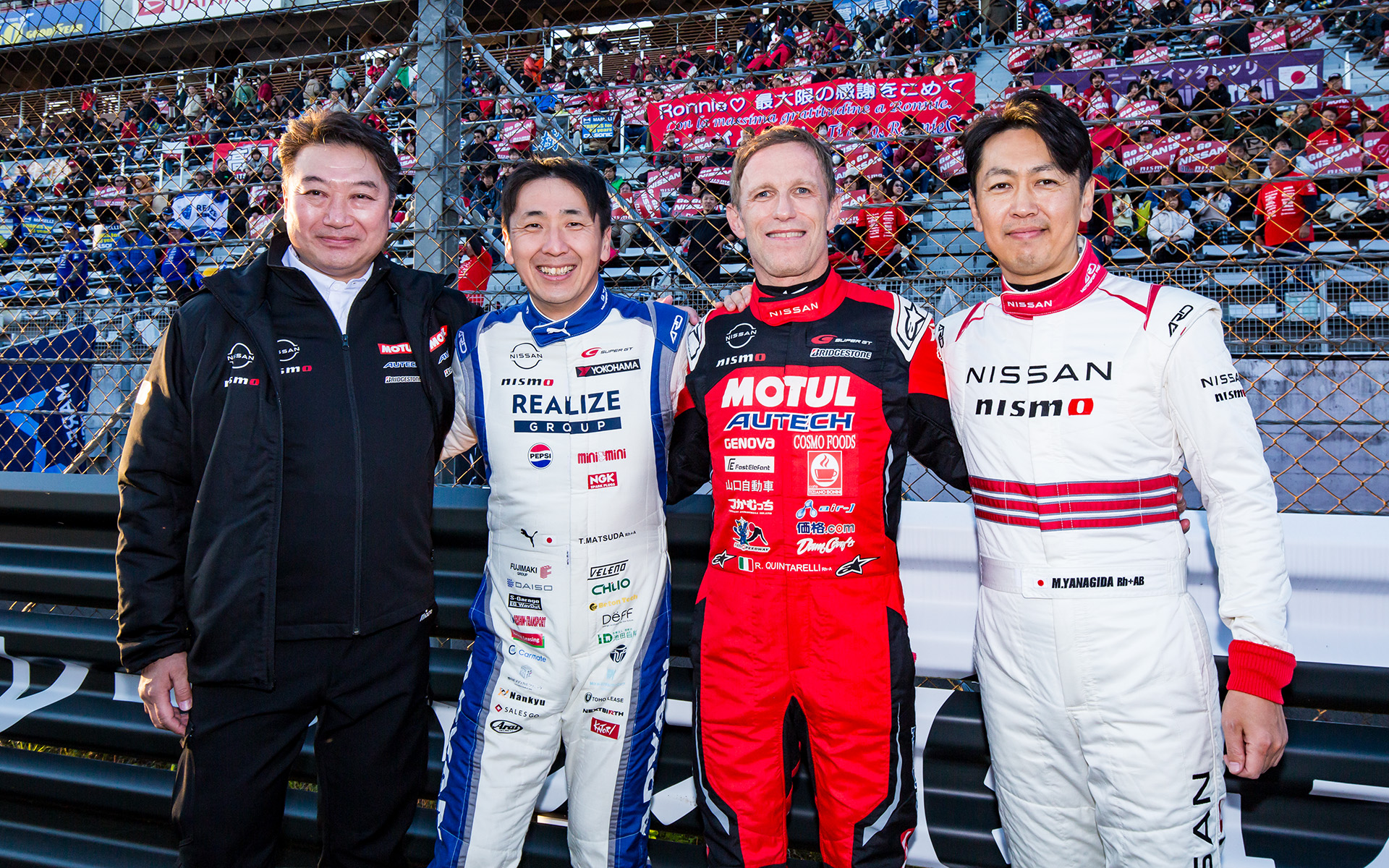 4人並んでの撮影タイム