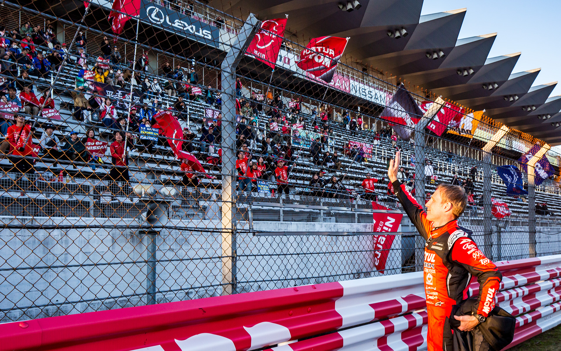 ファンに応えるロニー・クインタレッリ選手