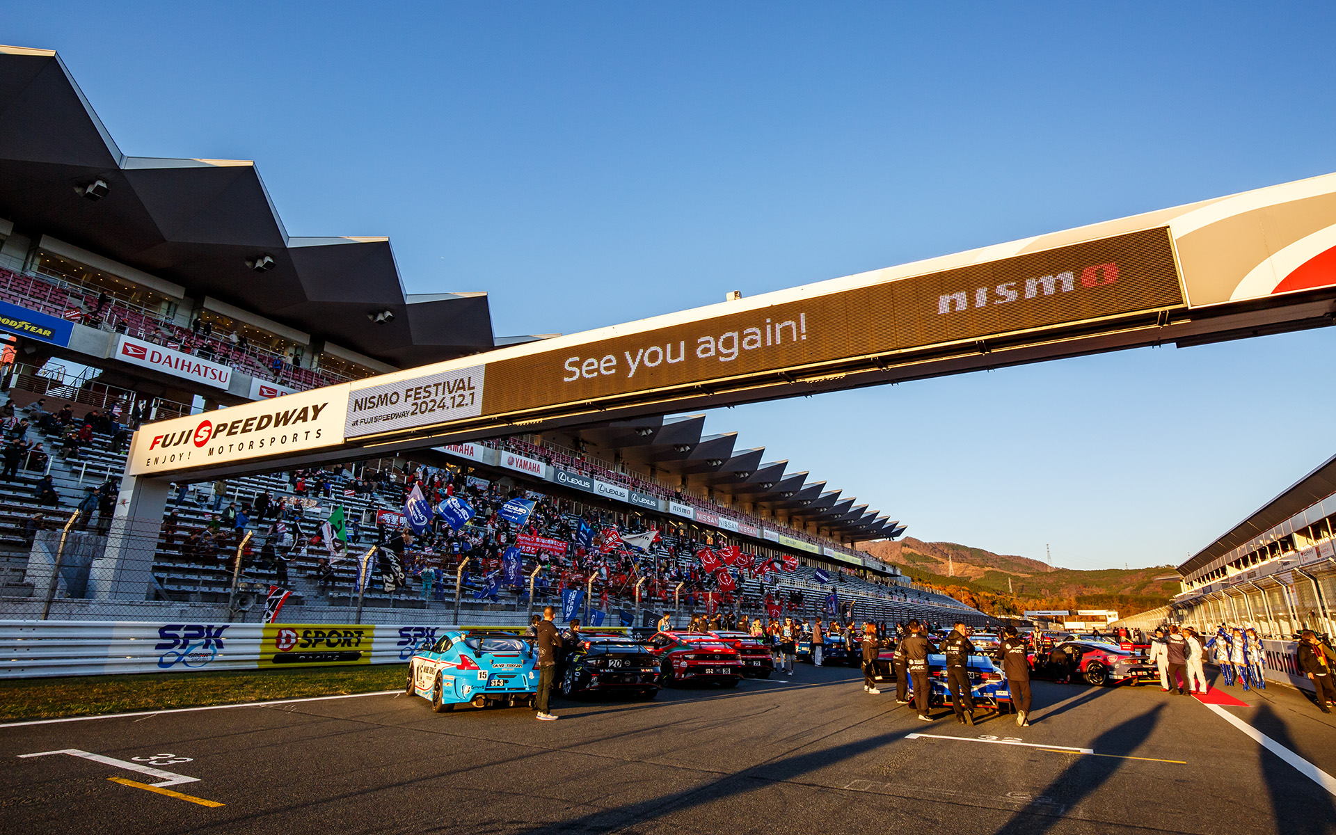 プログラム終了後も多くのファンがスタンドに残って声援を送っていた