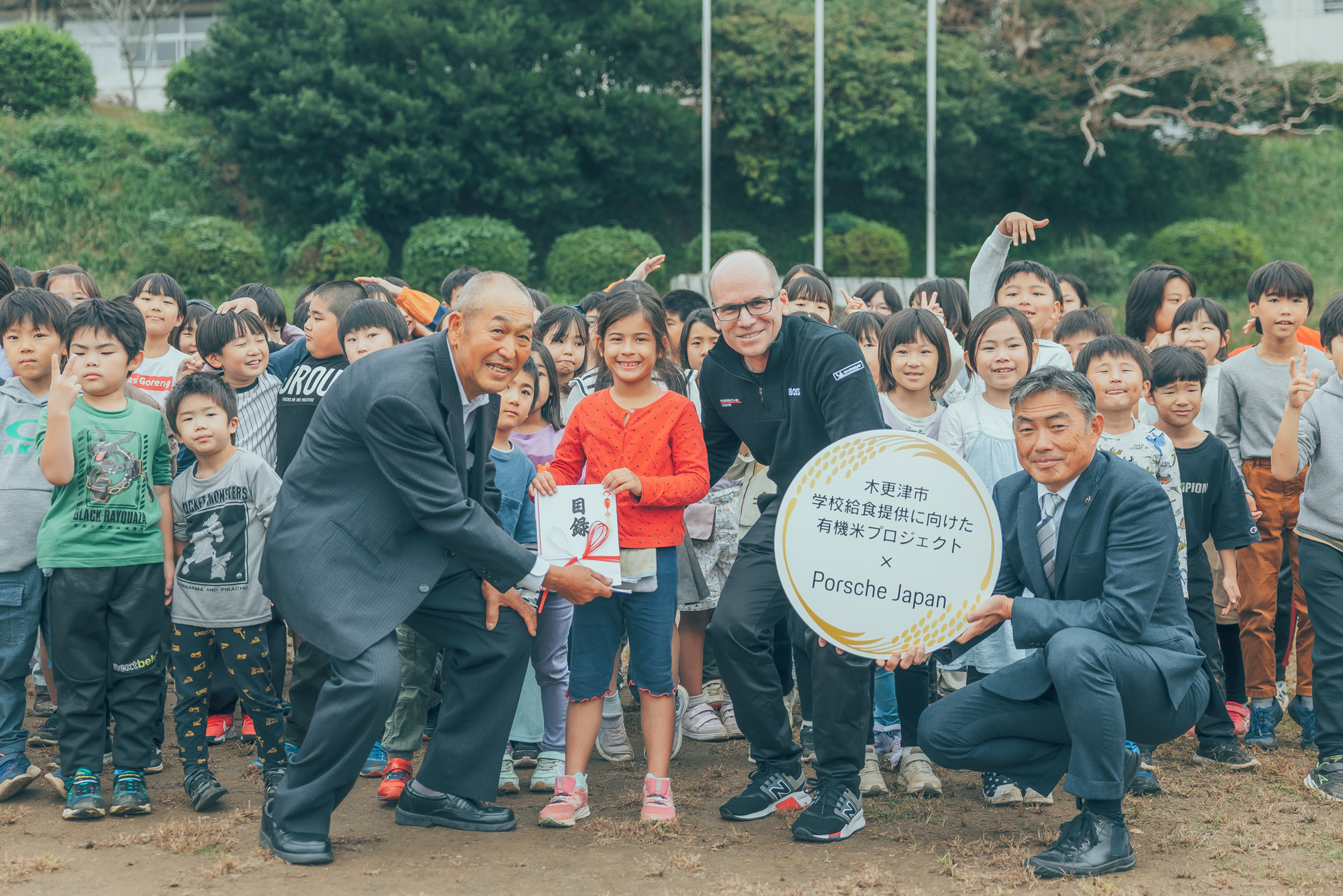 ポルシェの最新モデル新型「タイカンクロスツーリスモ」と「911 GTS」を昼休みに校庭で披露し、生徒たちとの交流を楽しんだ