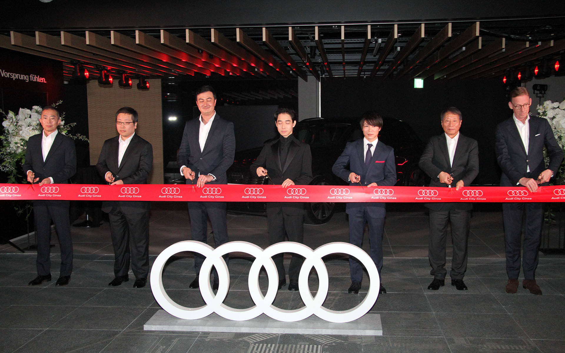 関係者によるテープカットも行なわれた