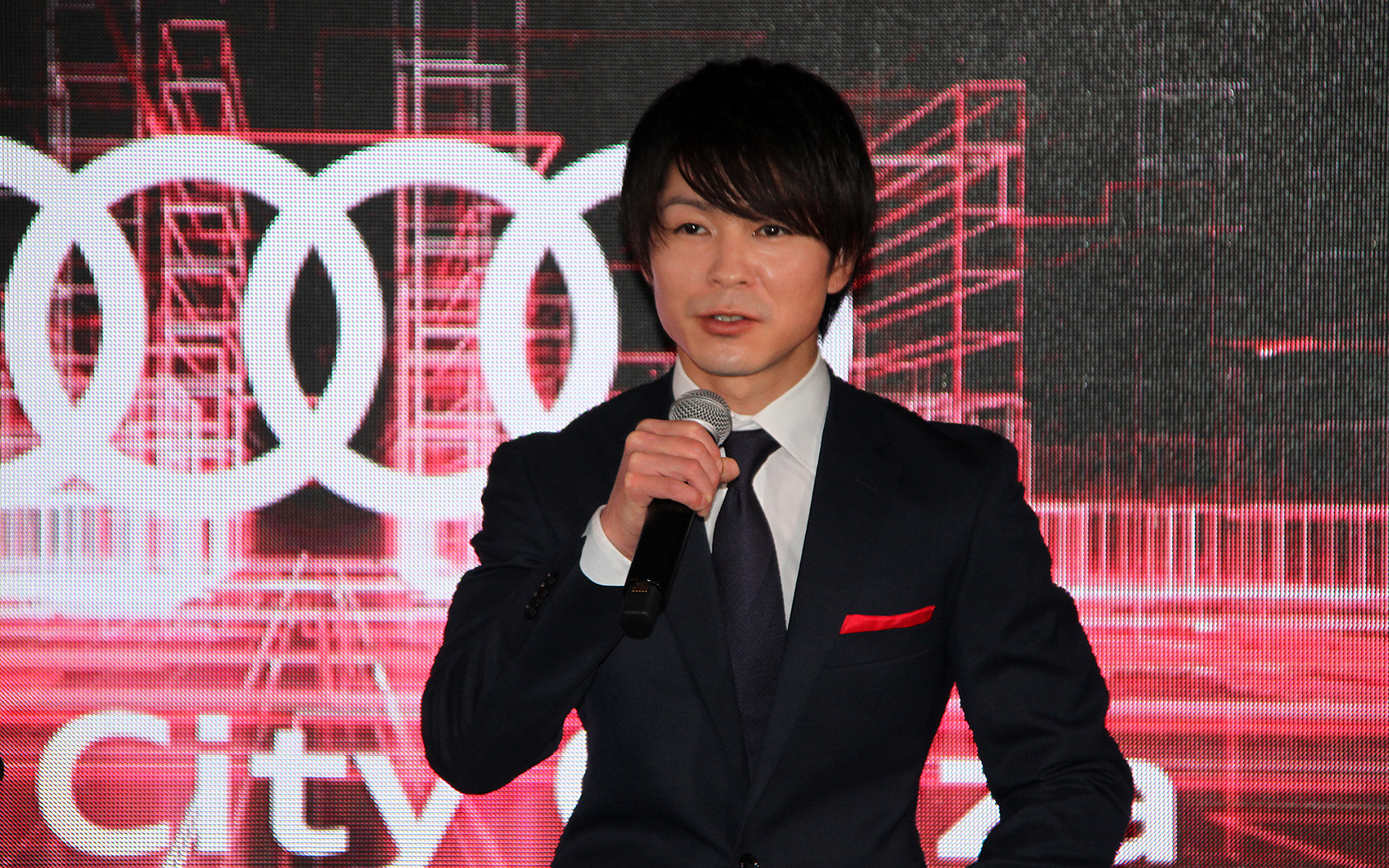 オープニングイベントで登壇した元プロ体操選手の内村航平さん（上）と歌舞伎俳優の片岡千之助さん（下）