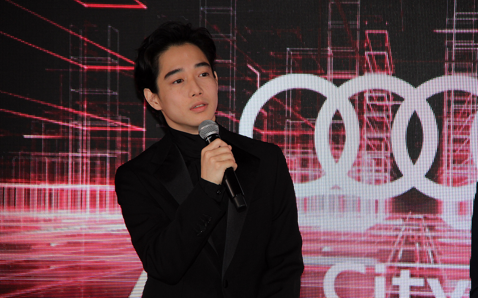 オープニングイベントで登壇した元プロ体操選手の内村航平さん（上）と歌舞伎俳優の片岡千之助さん（下）