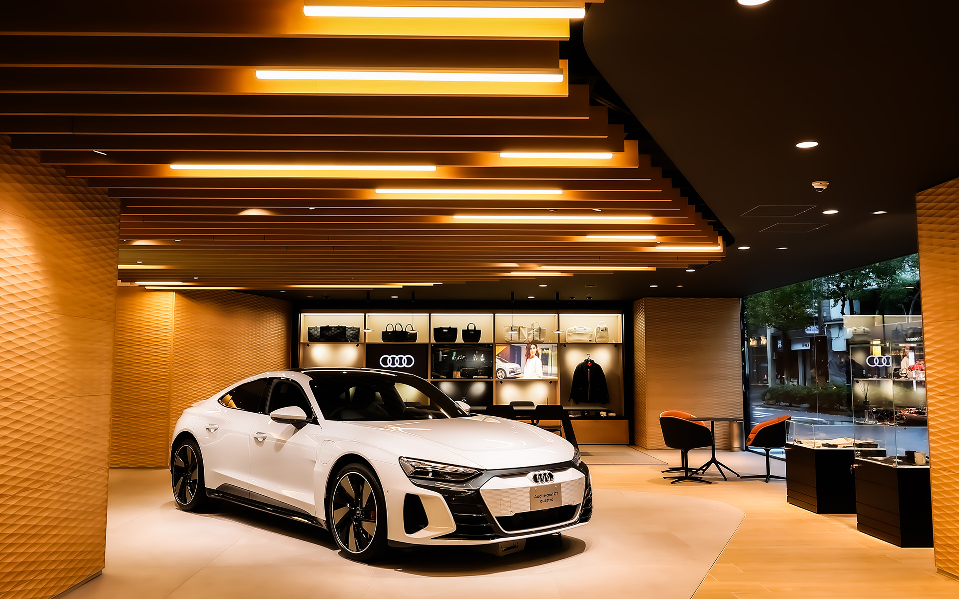 Audi City 銀座のオープンを記念する最初の展示モデル。上からRS 6 アバント GT、SQ6 e-tron、e-tron GT quattro