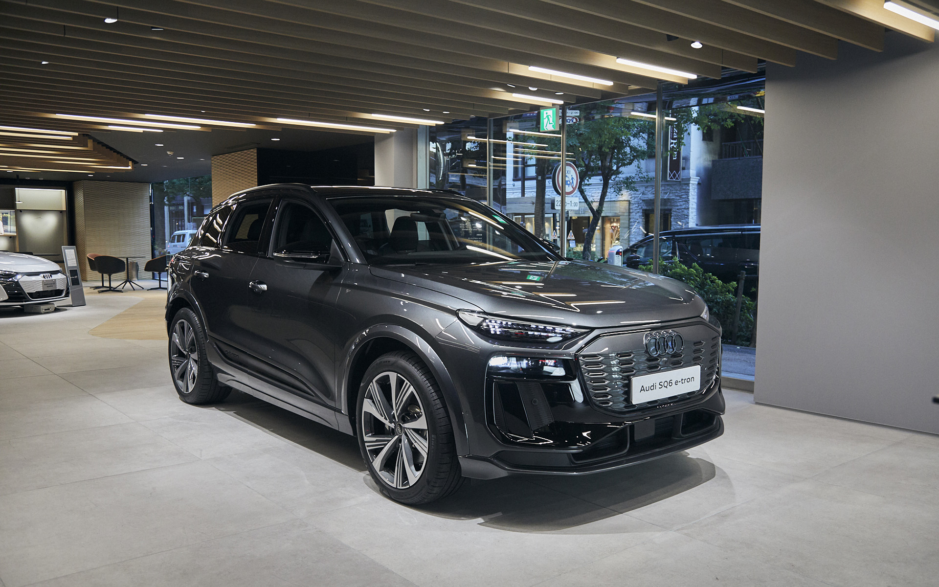 Audi City 銀座のオープンを記念する最初の展示モデル。上からRS 6 アバント GT、SQ6 e-tron、e-tron GT quattro