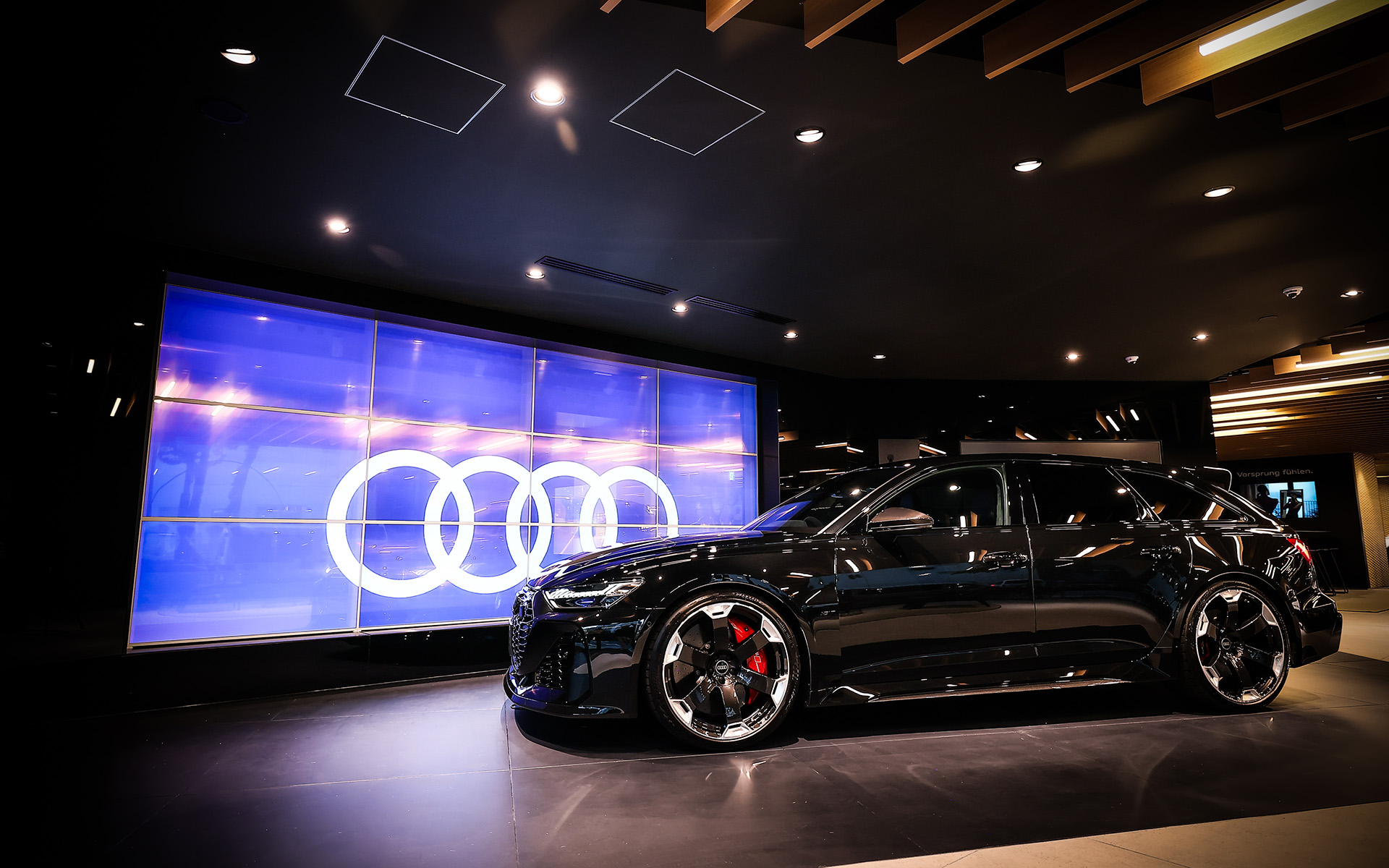 Audi City 銀座のオープンを記念する最初の展示モデル。上からRS 6 アバント GT、SQ6 e-tron、e-tron GT quattro