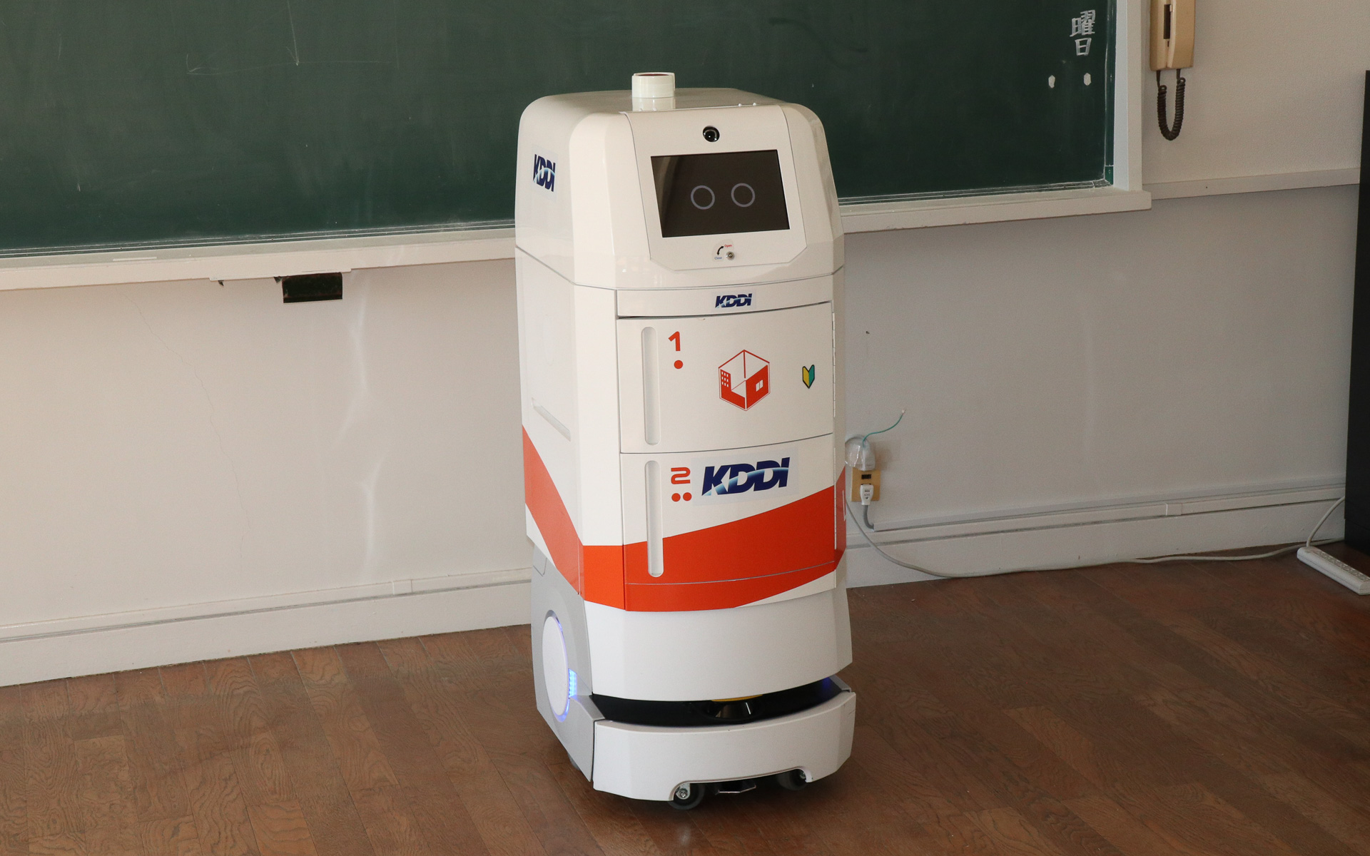 オムロンの「LD-90」をベースに、上に2つの集配ボックスとタッチパネルディスプレイを搭載した配送ロボットが利用された