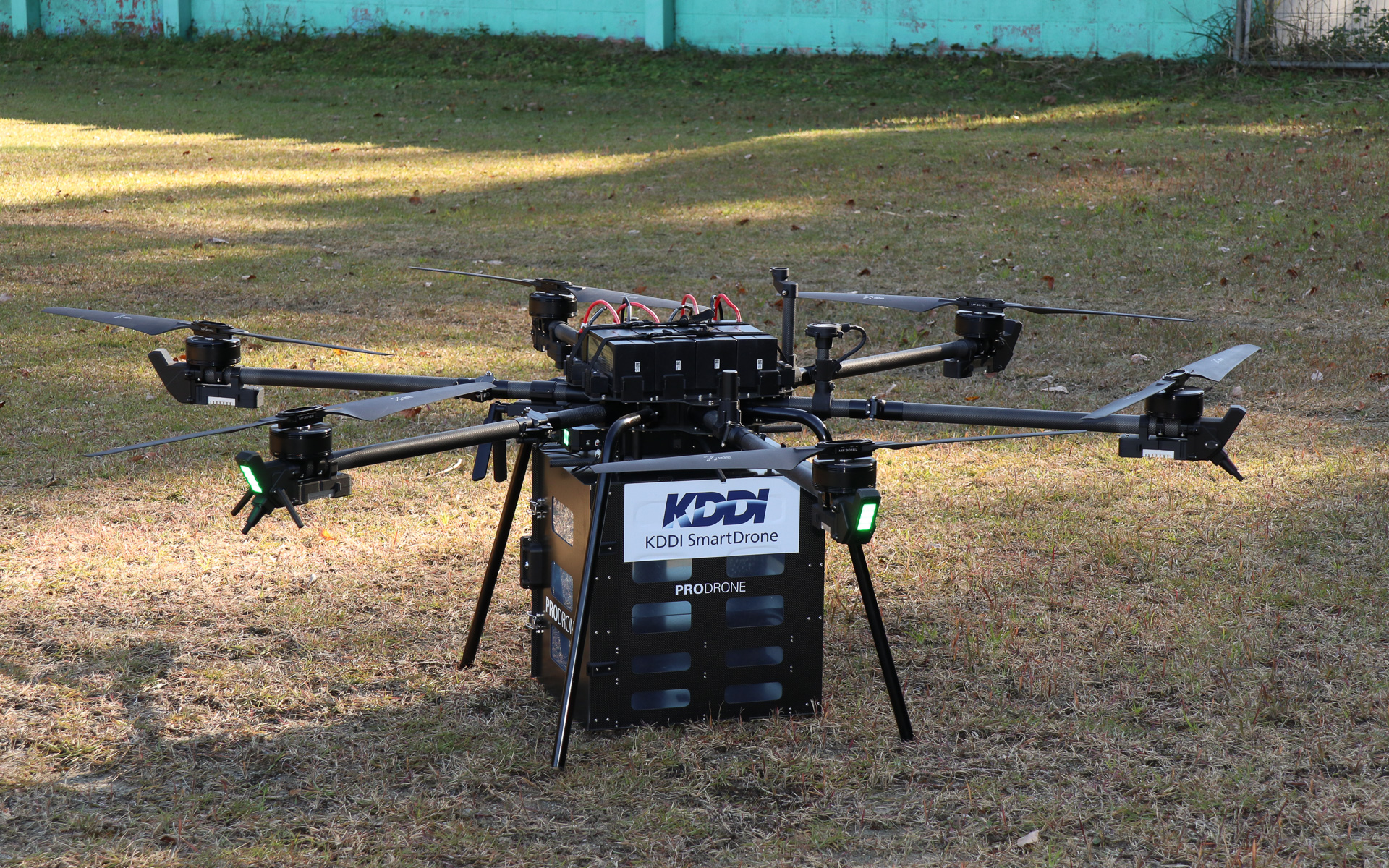 ドローンは最大20kgのペイロードを実現し、国土交通省の飛行許可申請レベル3にも対応したプロドローン製の「PD6B-Type3」