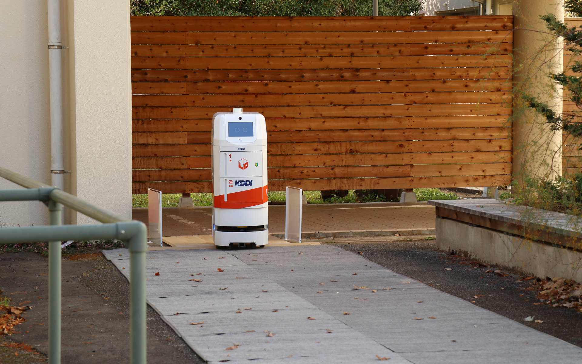 リッドのクローズがトリガーになり、配送ロボットは教室から校外に移動していく。進行方向を右に左に切り替え、通過しやすい場所を選んで走っていることをうかがわせる