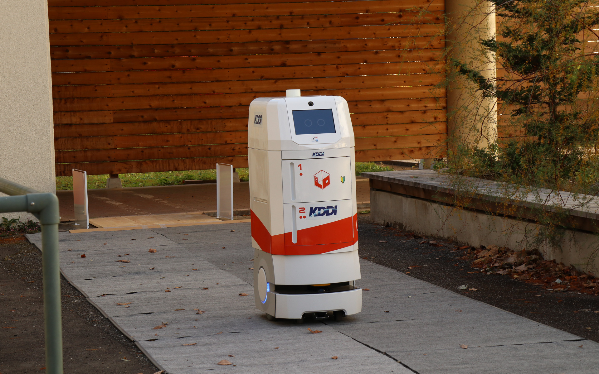 リッドのクローズがトリガーになり、配送ロボットは教室から校外に移動していく。進行方向を右に左に切り替え、通過しやすい場所を選んで走っていることをうかがわせる