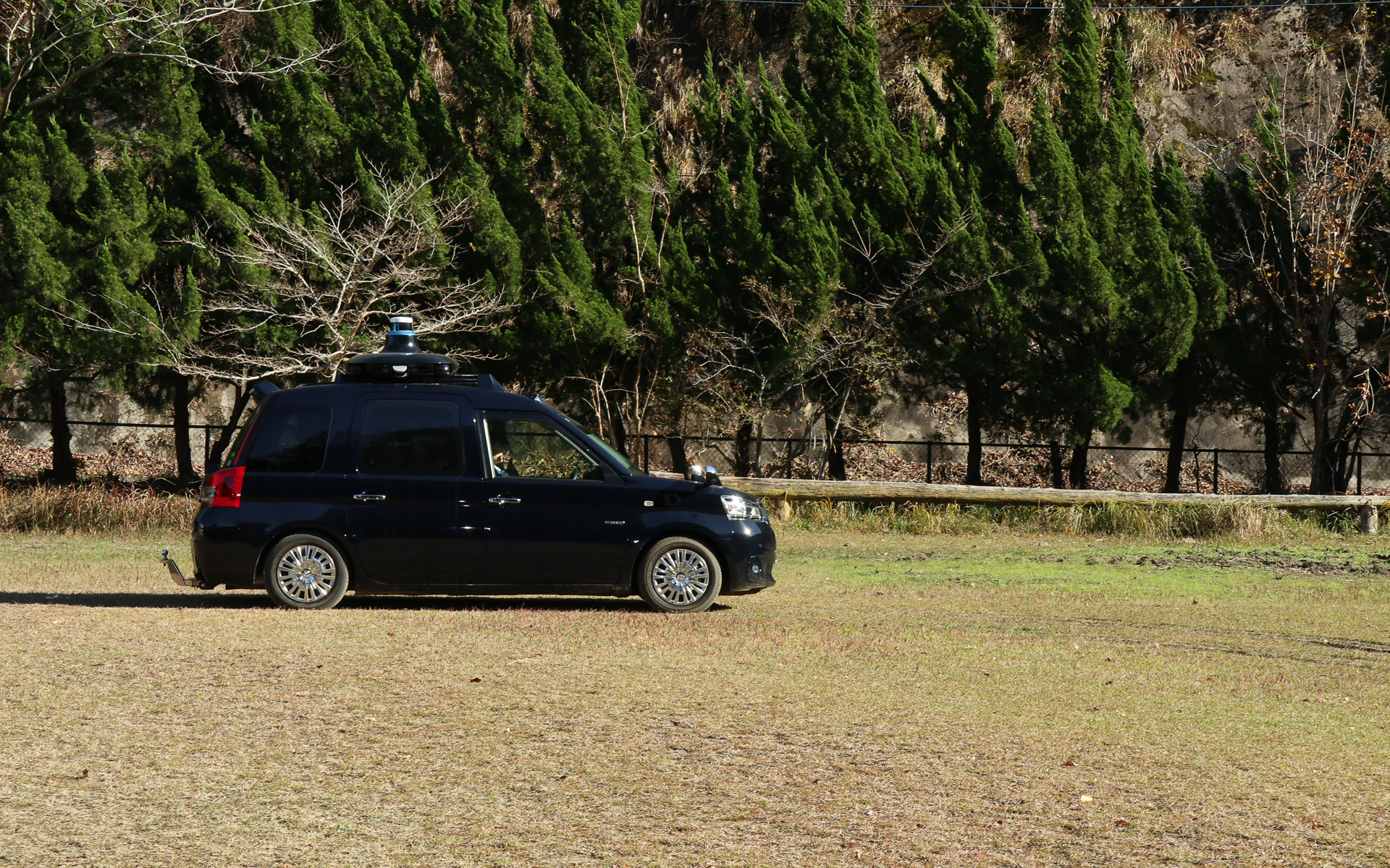 自動運転車がドローンの待機ポイントに到着