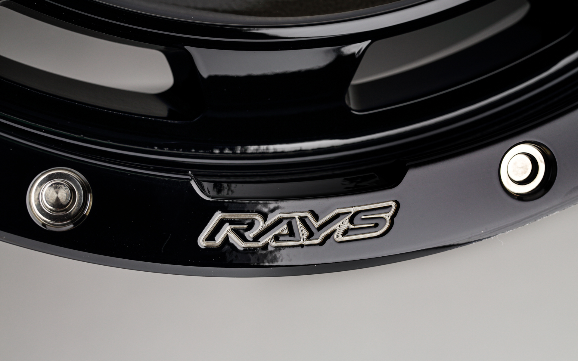 レイズの特許技術「A.M.T.（ADVANCED MACHINING TECHNOLOGY）」によって、外周部には「TEAM DAYTONA」と「RAYS」の文字が刻まれる