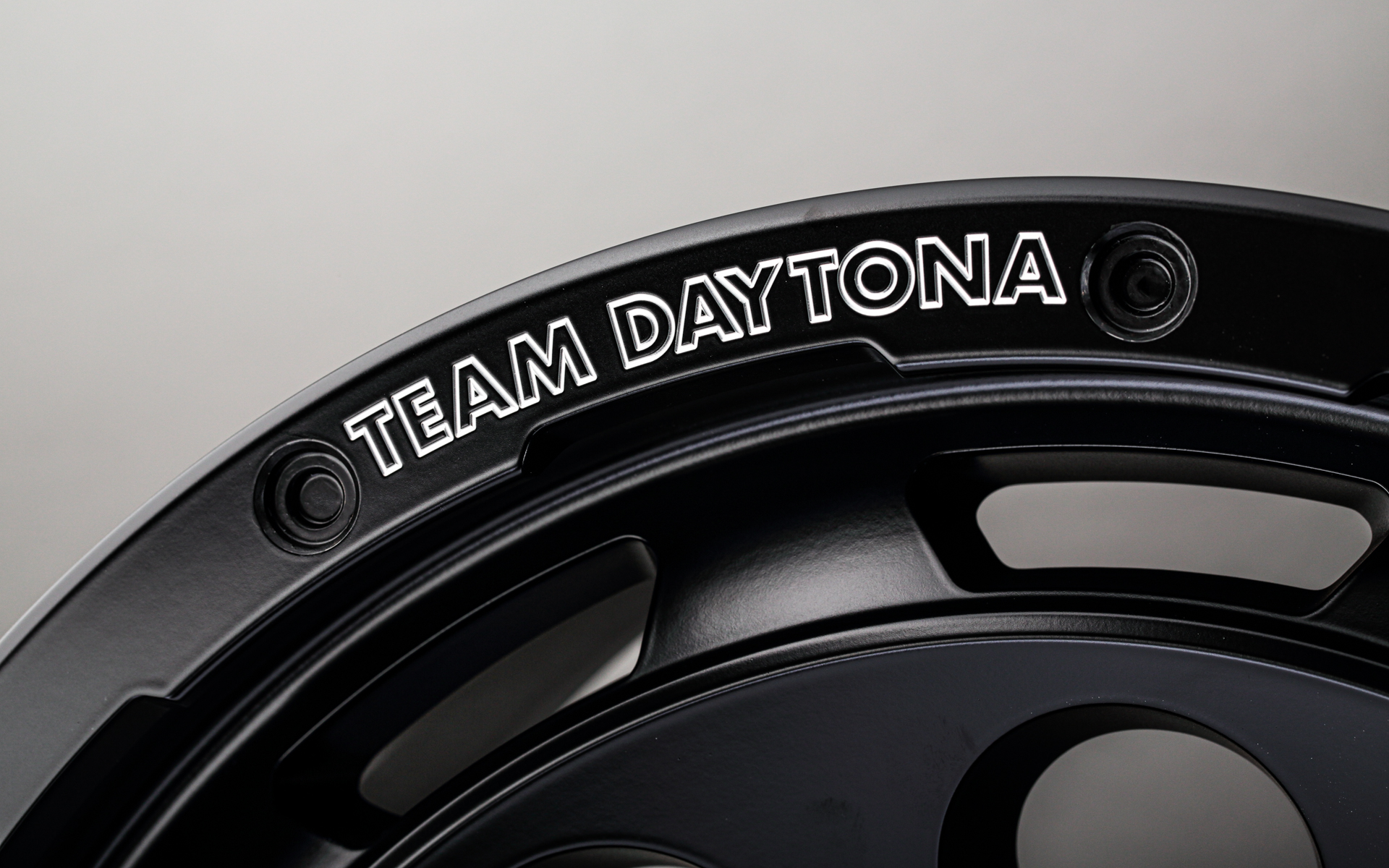 レイズの特許技術「A.M.T.（ADVANCED MACHINING TECHNOLOGY）」によって、外周部には「TEAM DAYTONA」と「RAYS」の文字が刻まれる